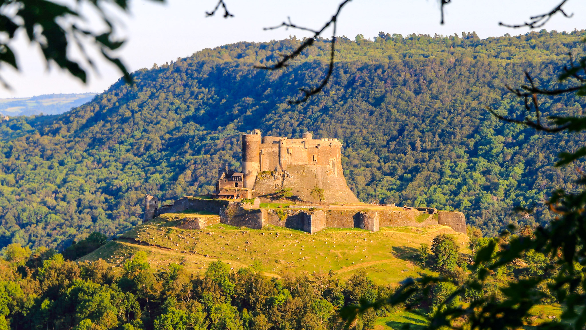 Le Château de Murol sous les couleurs d'Automne