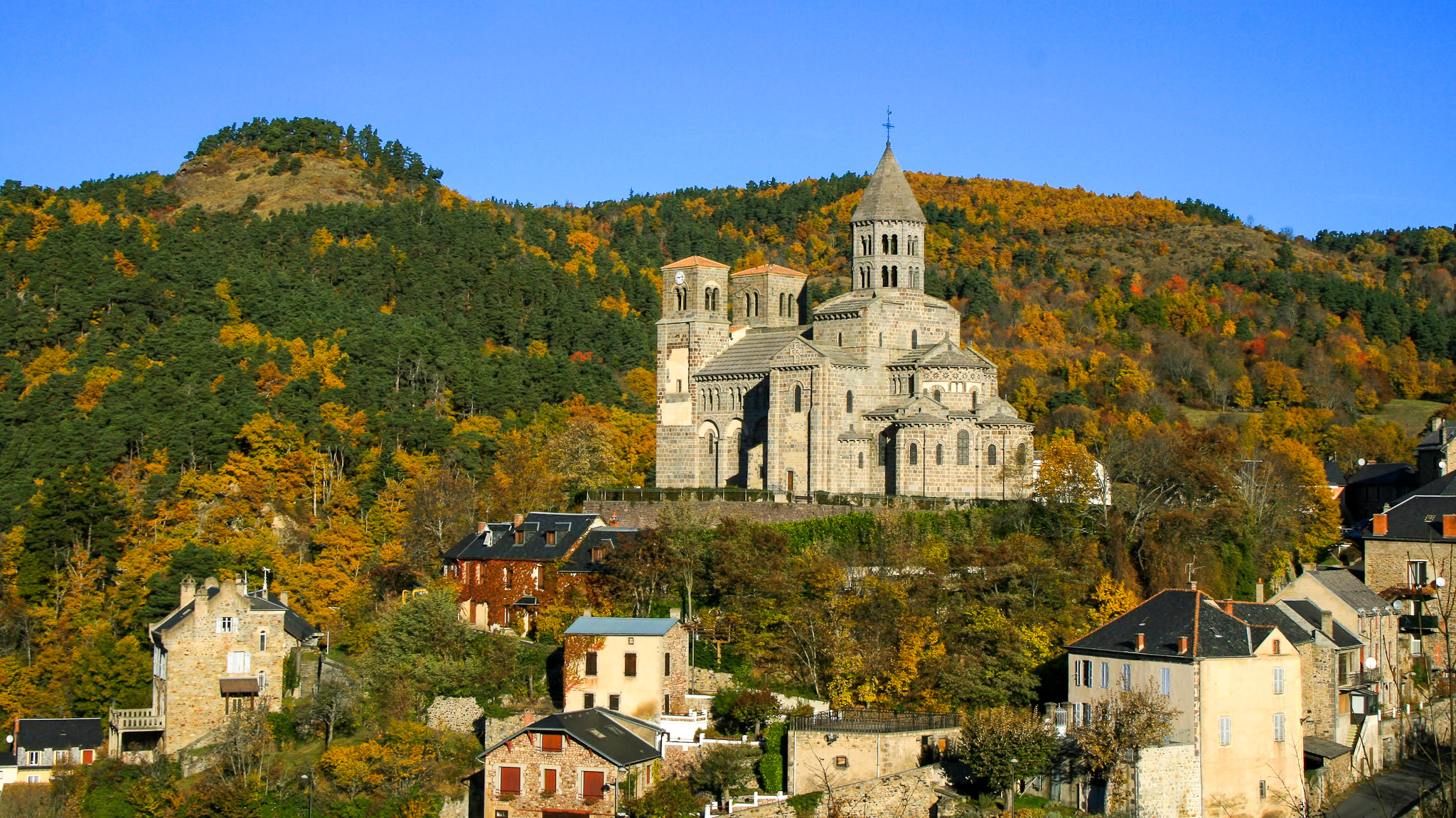 Massif du Sancy en Automne, le Village de Saint Nectaire et son église