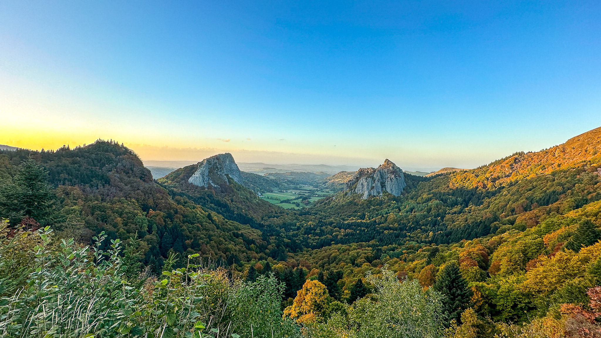 Le Mont Dore, les Roches Tuiliere et Sanadoire près du Lac de Guéry