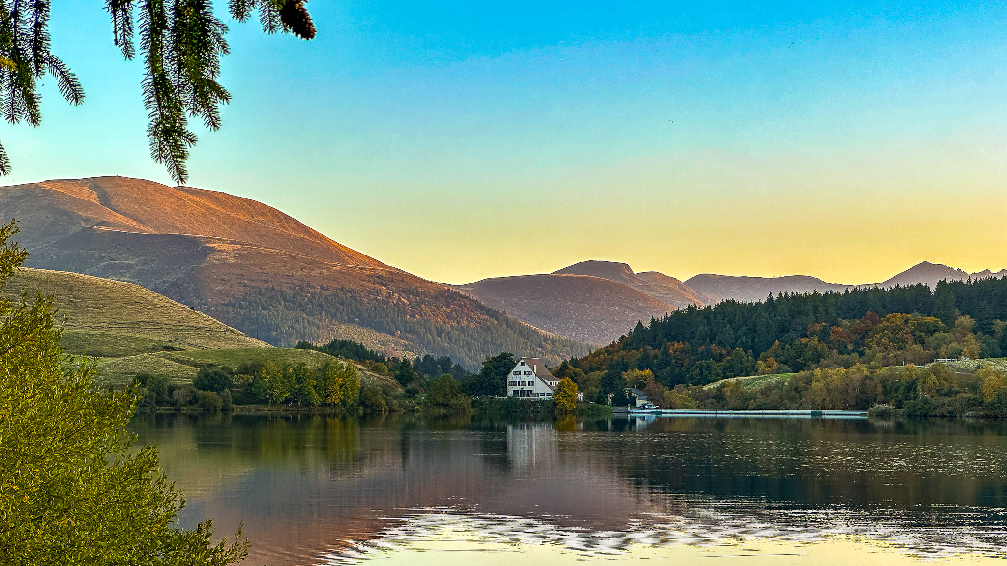 Le Mont Dore, le Lac de Guéry en Automne et vue sur le Sancy