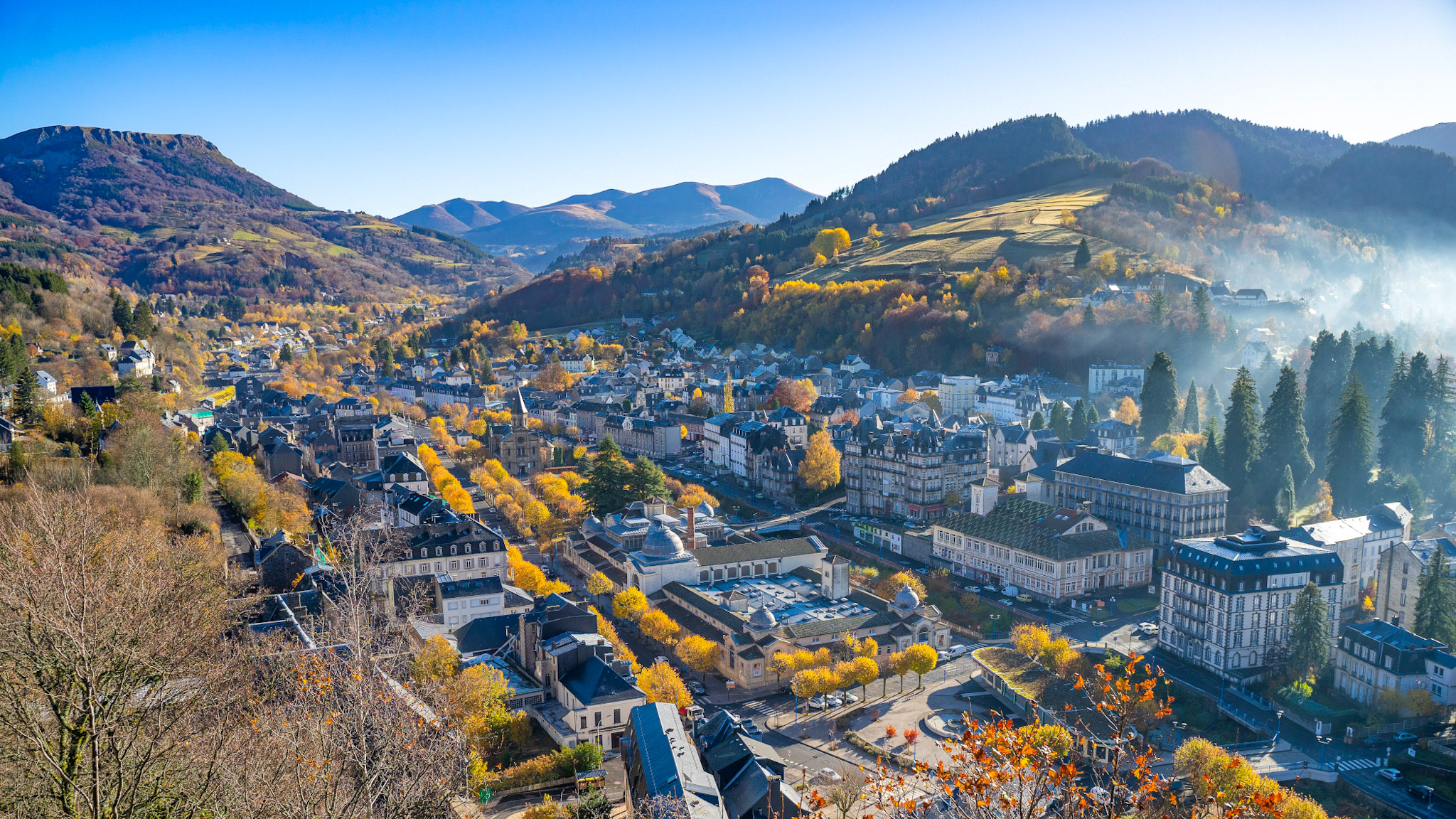 La Bourboule en automne avec une belle vue sur le Massif du Sancy