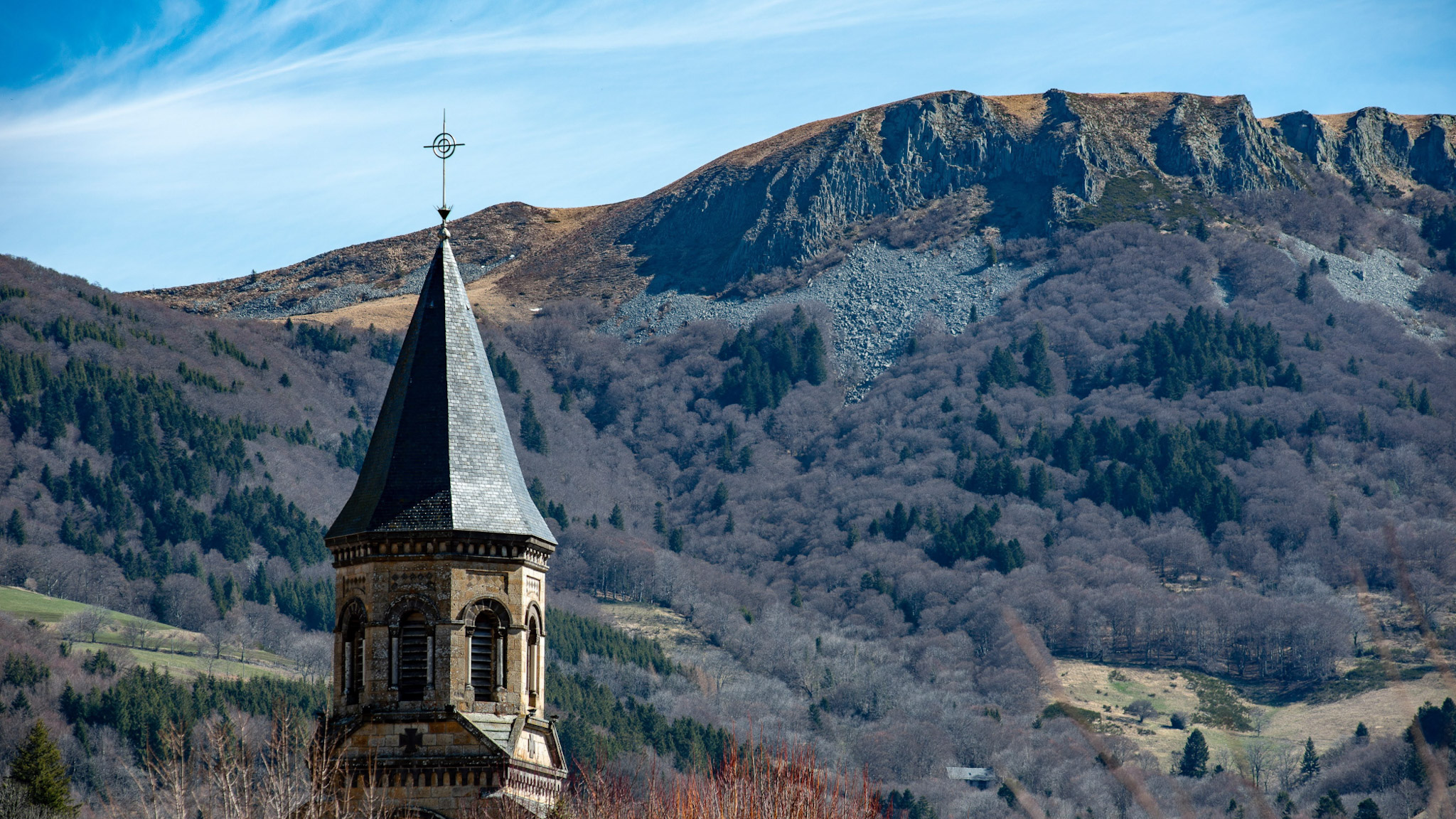 église de La Bourboule et vue sur le Puy Gros