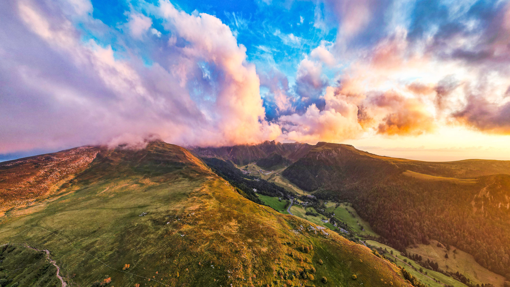 Col de La Croix Saint Robert, ciel tourmenté au dessus du Puy de Sancy