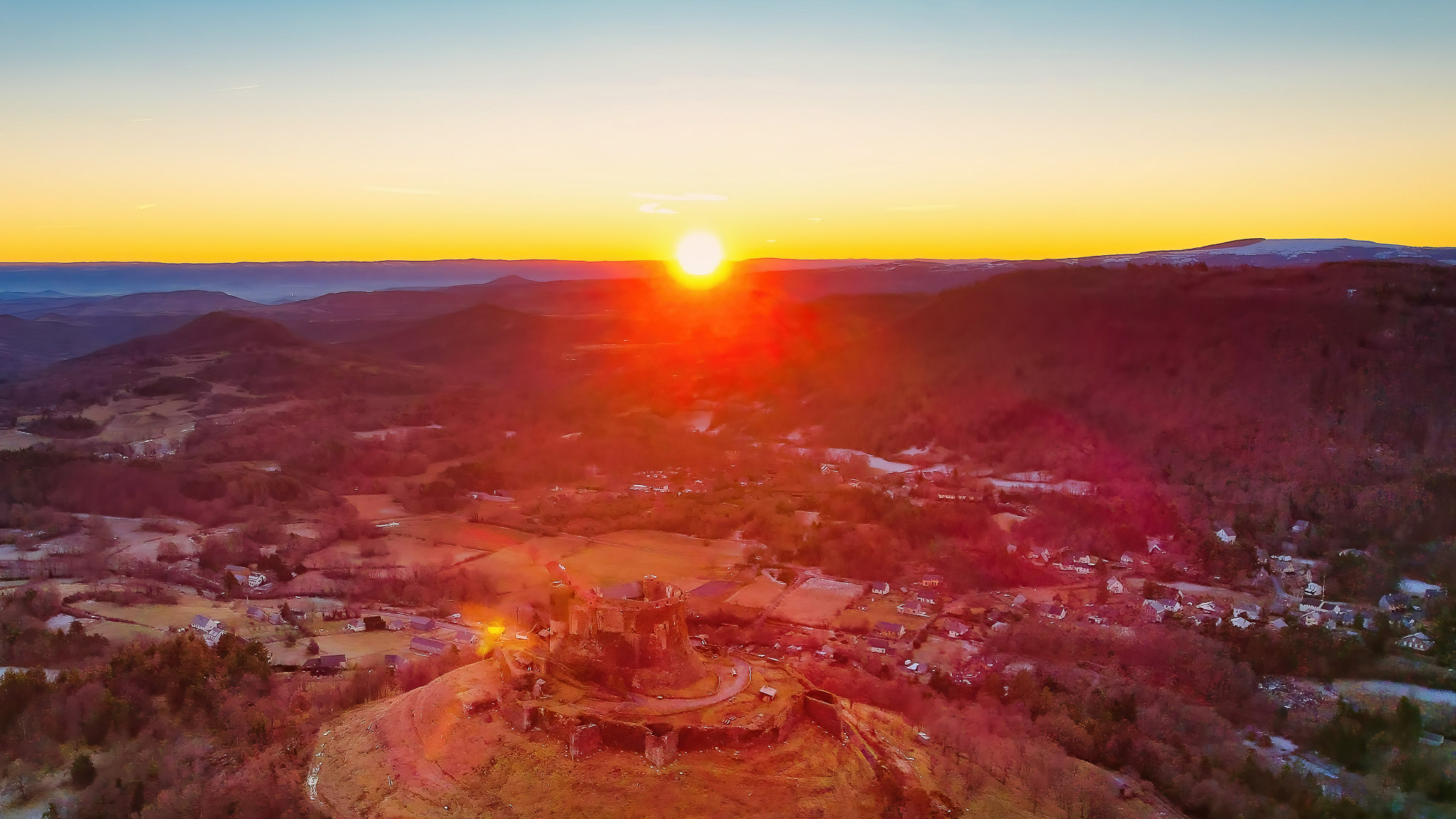 Massif du Sancy : Lever de Soleil Magique sur le Château de Murol