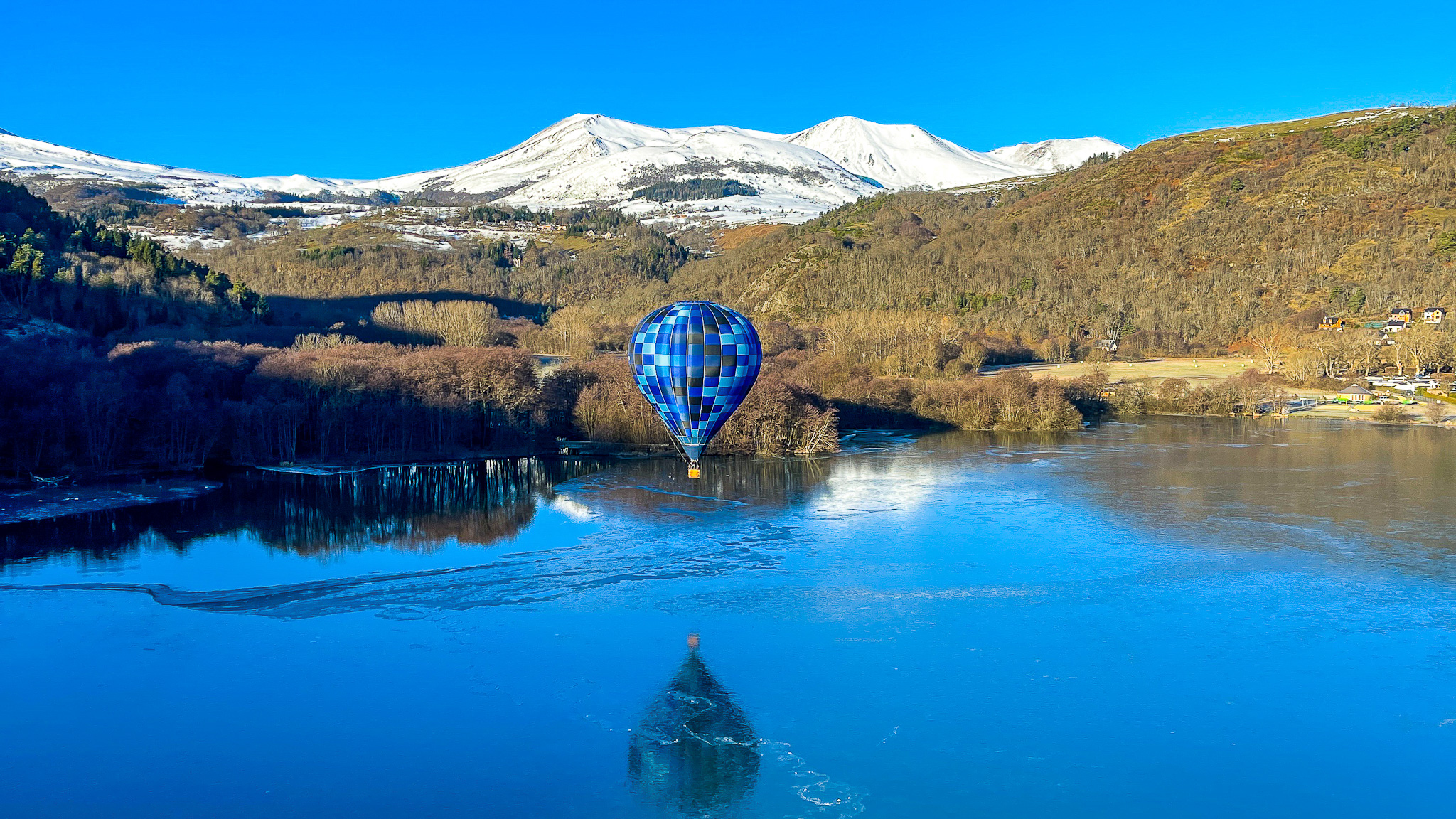 Massif Central : Voyage en Montgolfière au-dessus du Lac Chambon et du Massif du Sancy