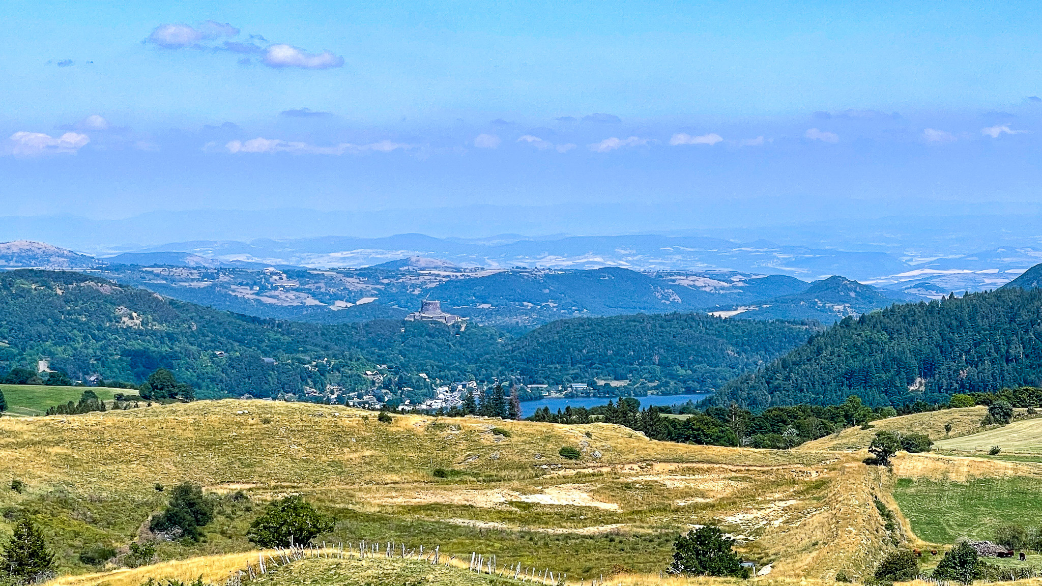 Course de Côte du Mont Dore : Lac Chambon, Château de Murol - Paysages Enchantereurs