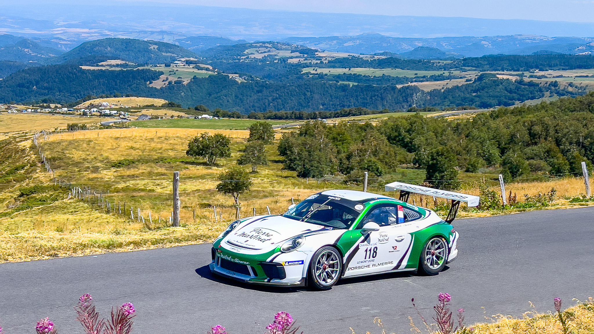 Course de Côte du Mont Dore : Porsche GT3 en Montée - Vitesse et Puissance