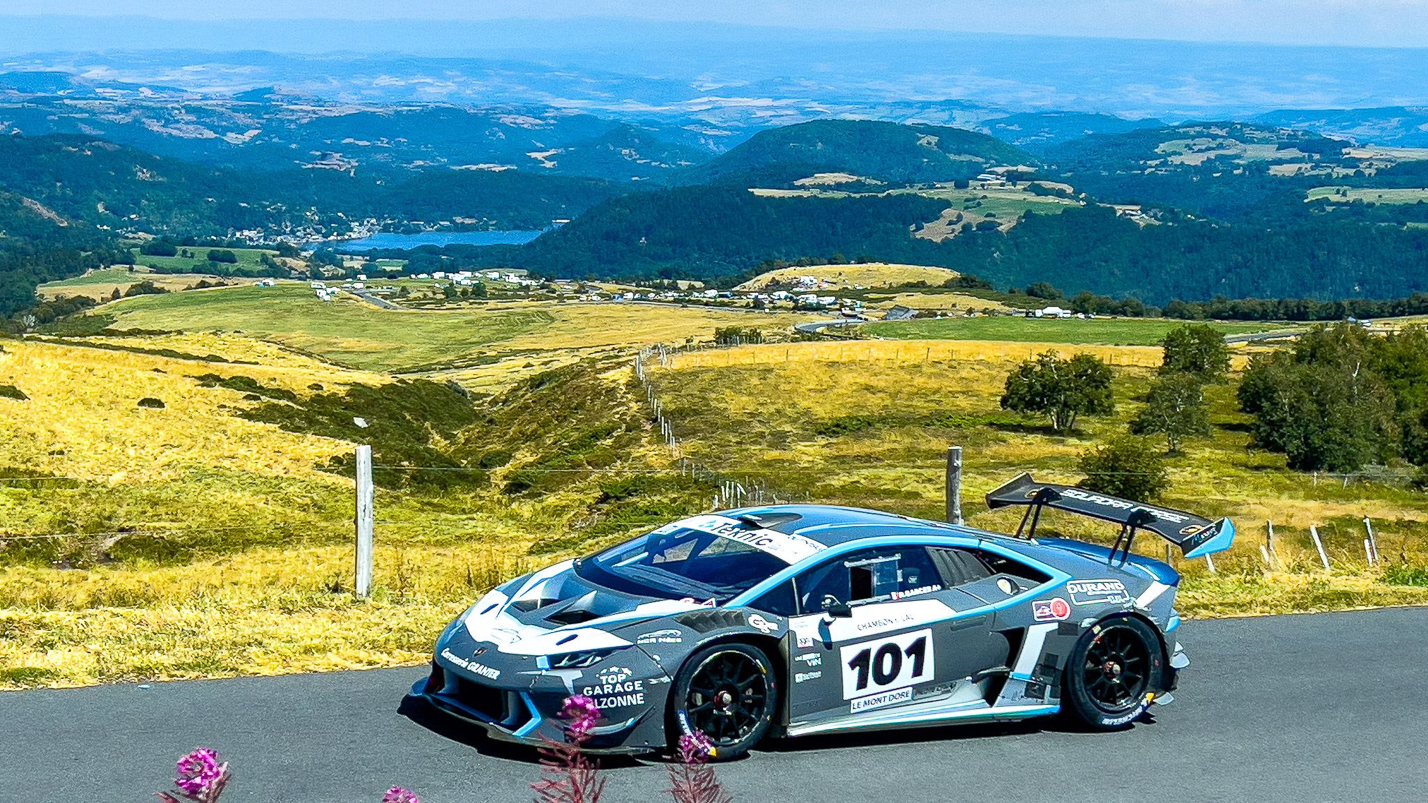 Course de Côte du Mont Dore : Lamborghini en Course - Puissance et Prestige