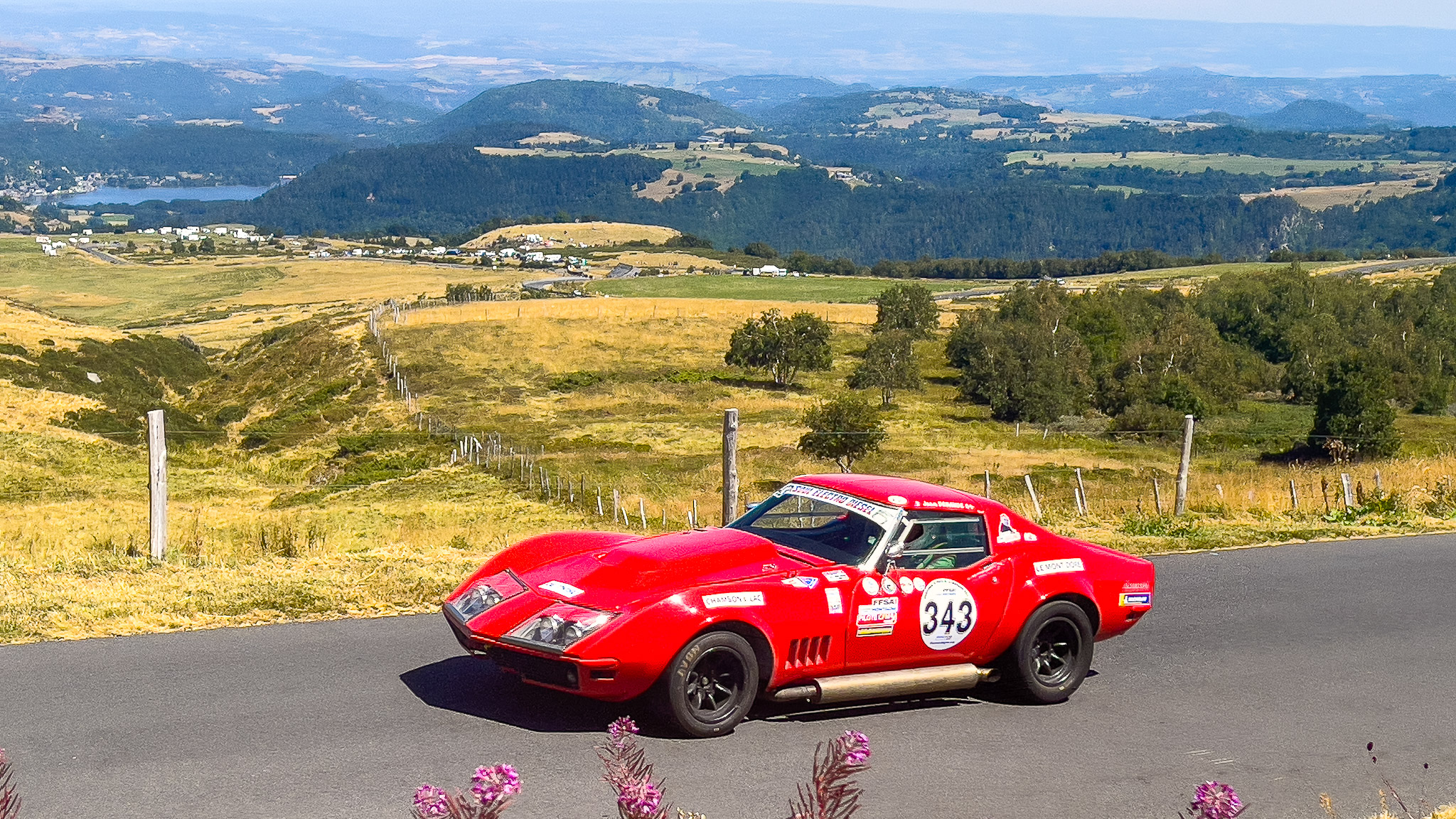 Course de Côte du Mont Dore : Corvette en Montée - Vitesse et Performance Américaine