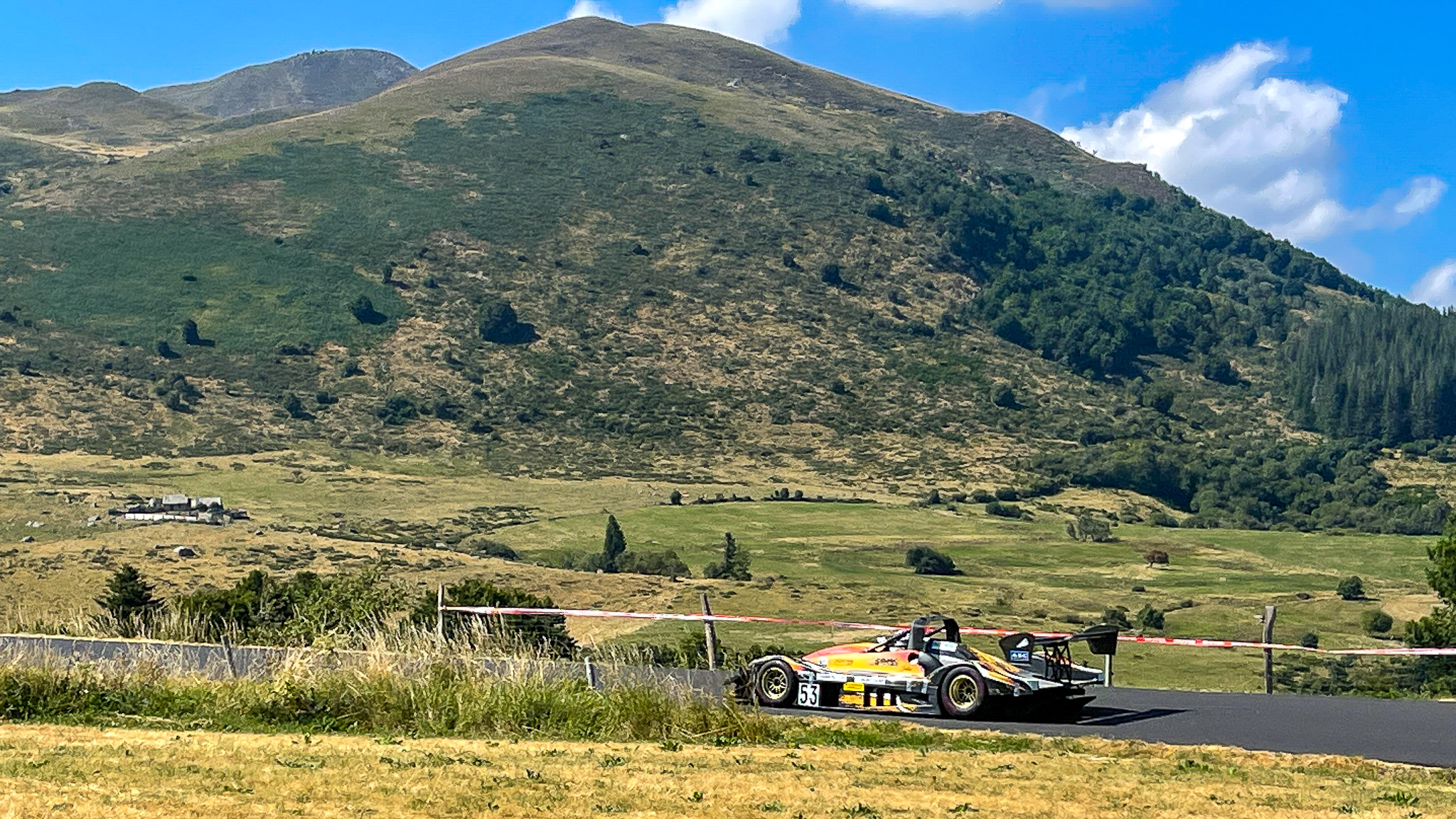 Course de Côte du Mont Dore : À Fond dans les Virages - Maîtrise et Performance