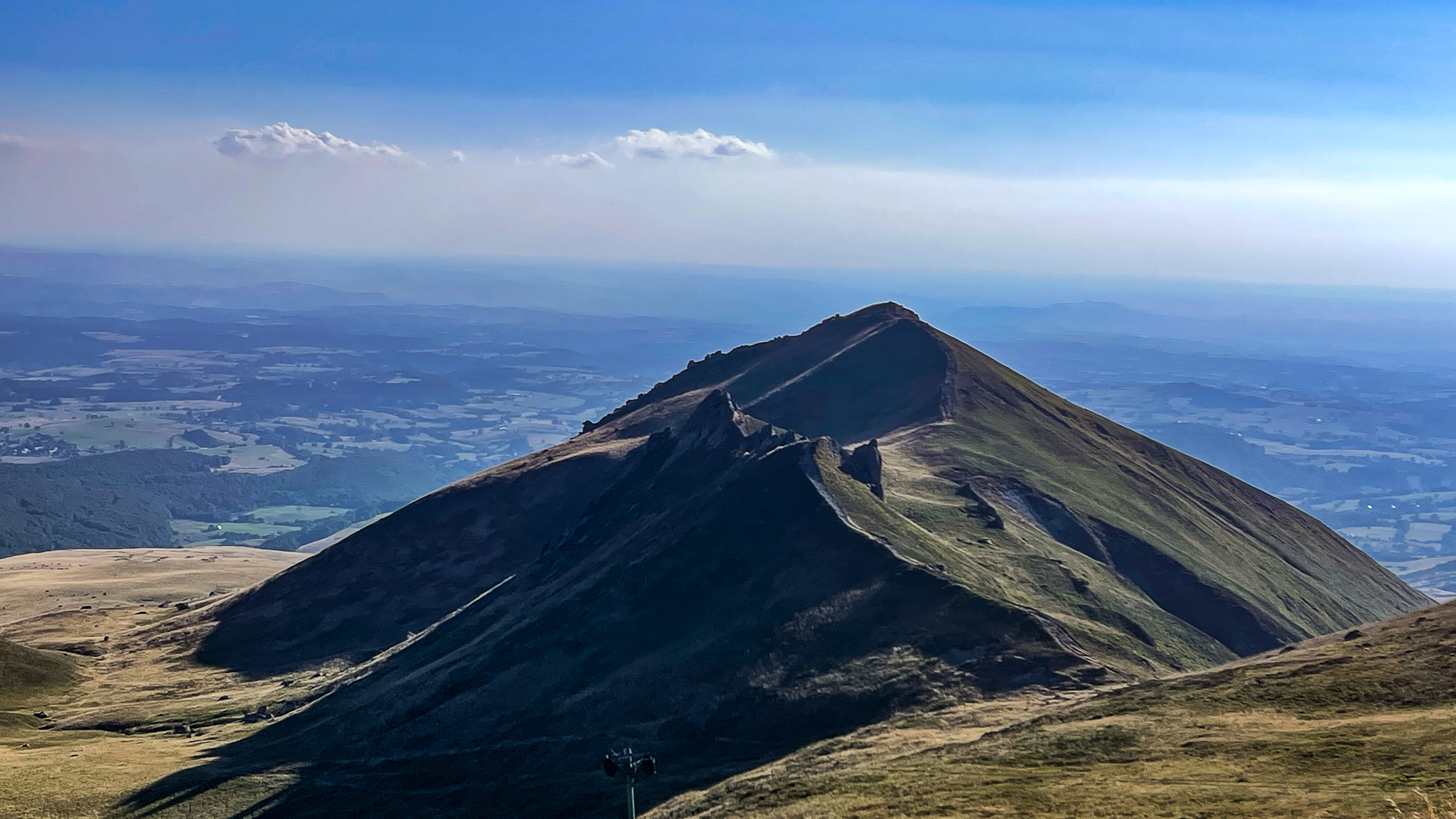 Puy de la Perdrix : Puy Gros et Fontaine Salée en Toile de Fond - Un Moment Naturel Unique