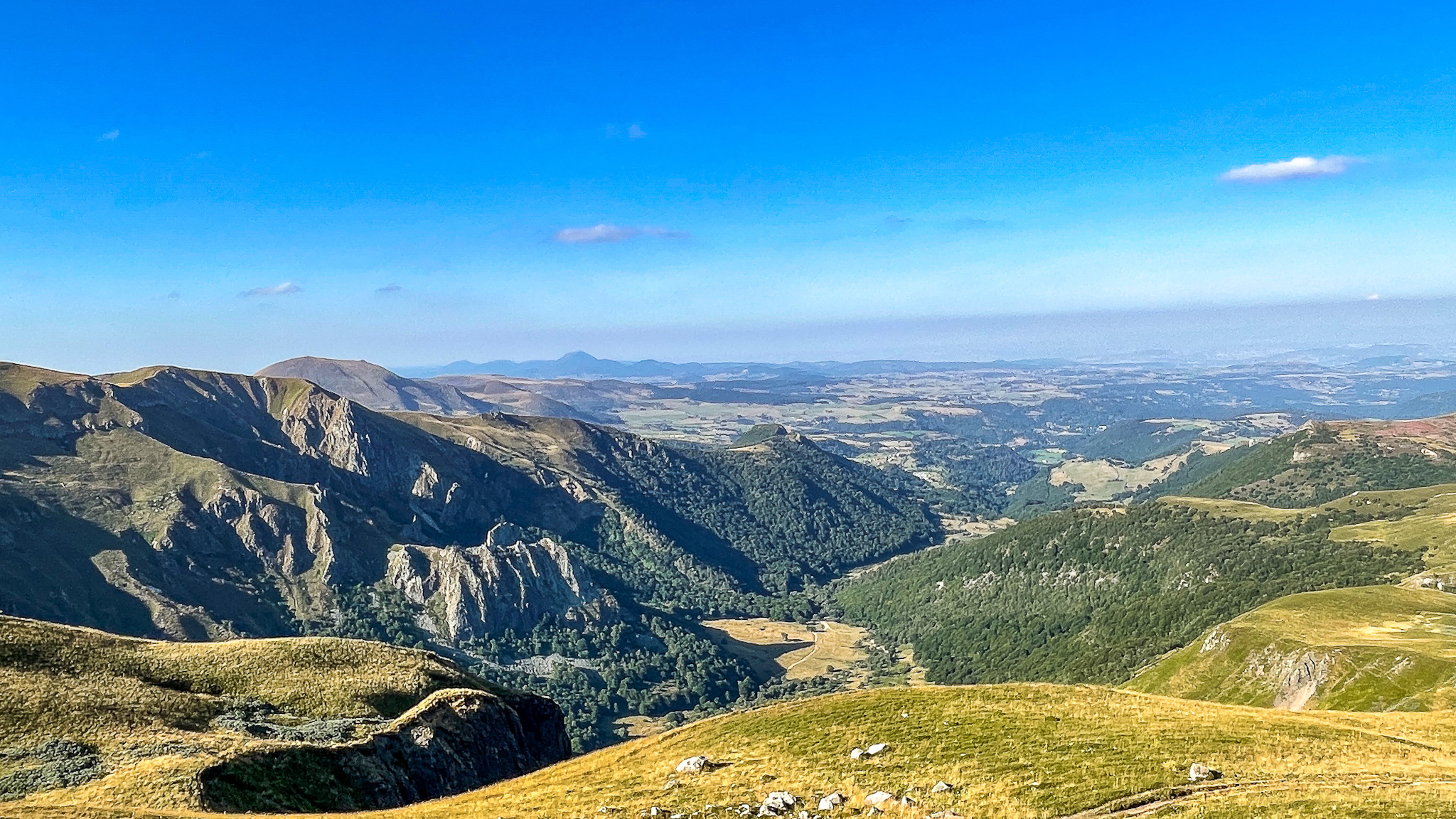 Vallée de Chaudefour : Été Magnifique - Puy de Cacadogne et Puy des Crebasses en Toile de Fond