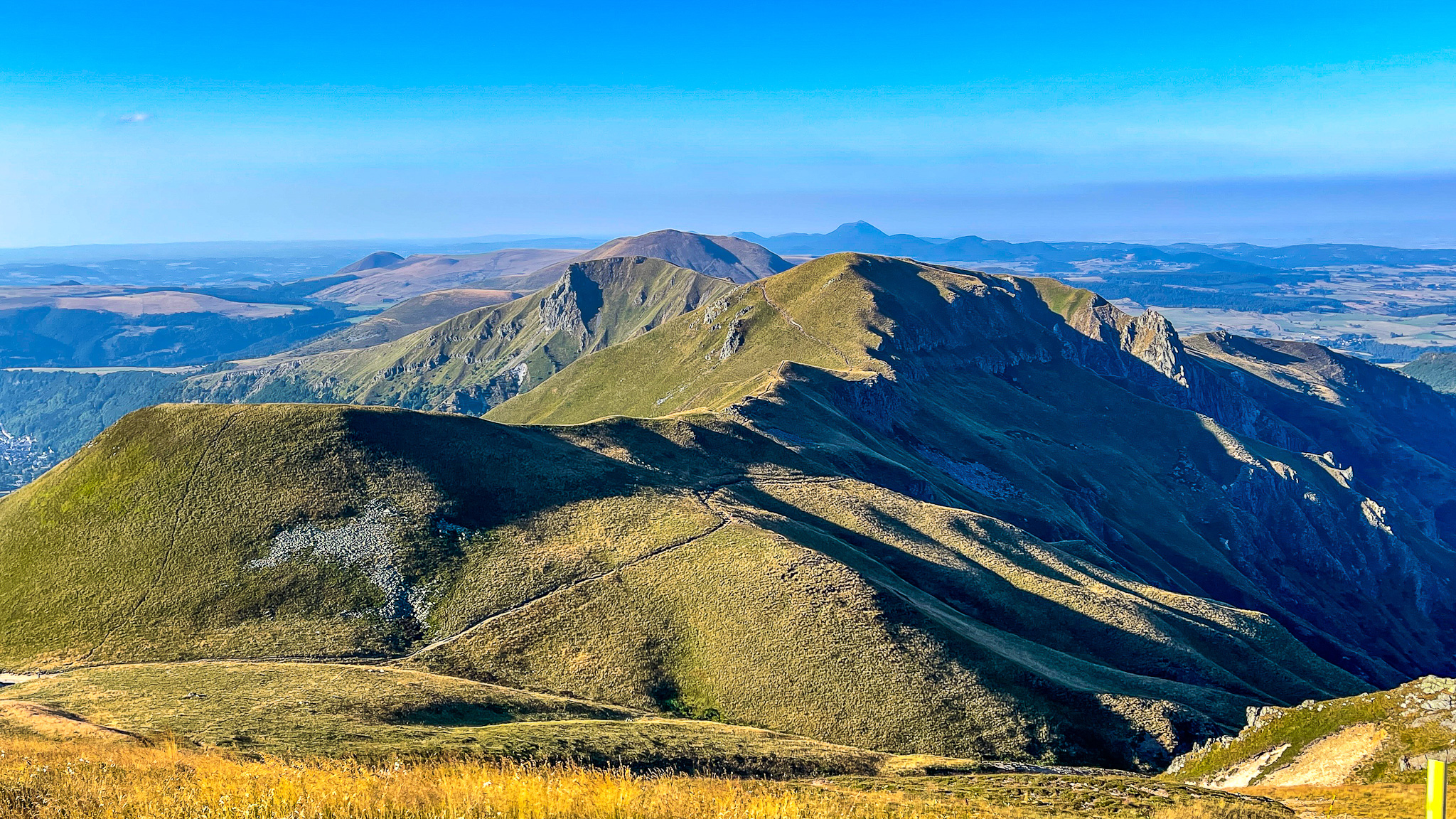 Puy Ferrand : Vue Panoramique - Pan de la Grange, Puy de Cacadogne et Puy des Crebasses