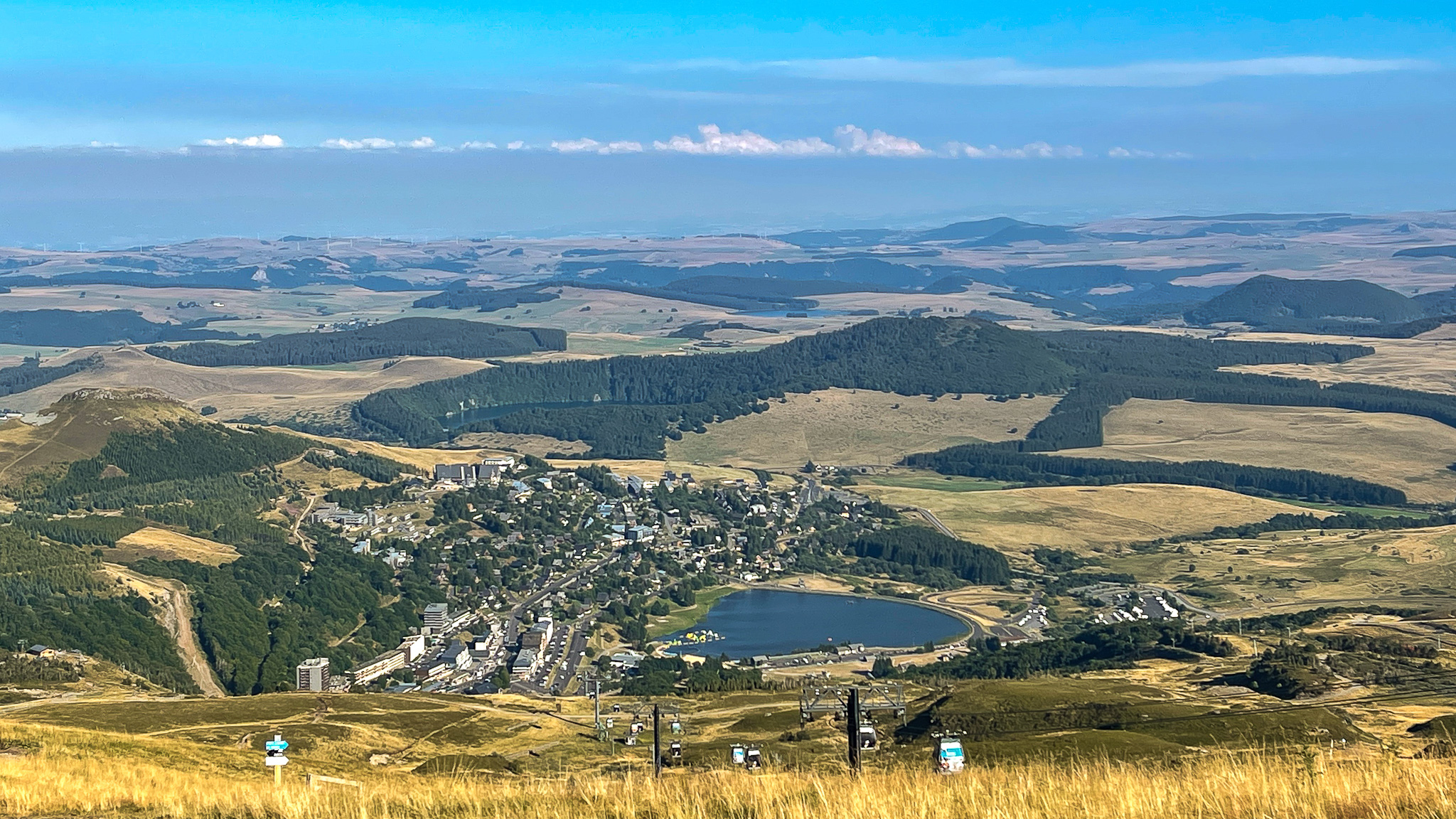 Téléphérique de la Perdrix : Vue Panoramique Exceptionnelle - Super Besse, Lac des Hermines et Puy du Chambourguet