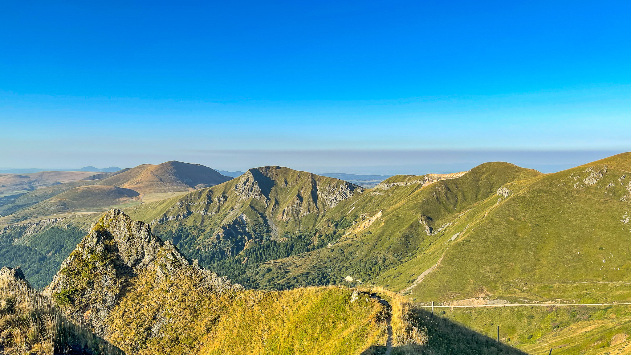 Téléphérique du Sancy : Vue Panoramique sur le Puy de l'Angle et le Roc de Cuzeau