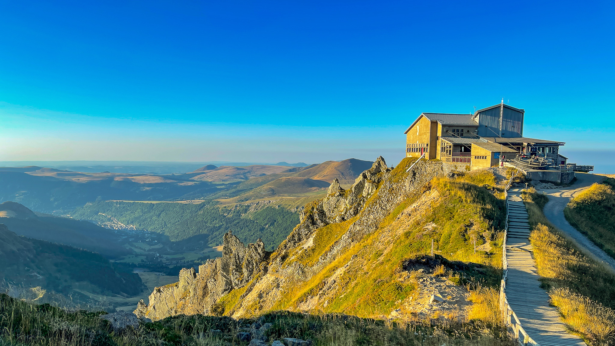 Puy de Sancy : Coucher de Soleil Doré sur le Téléphérique - Un Spectacle Inoubliable