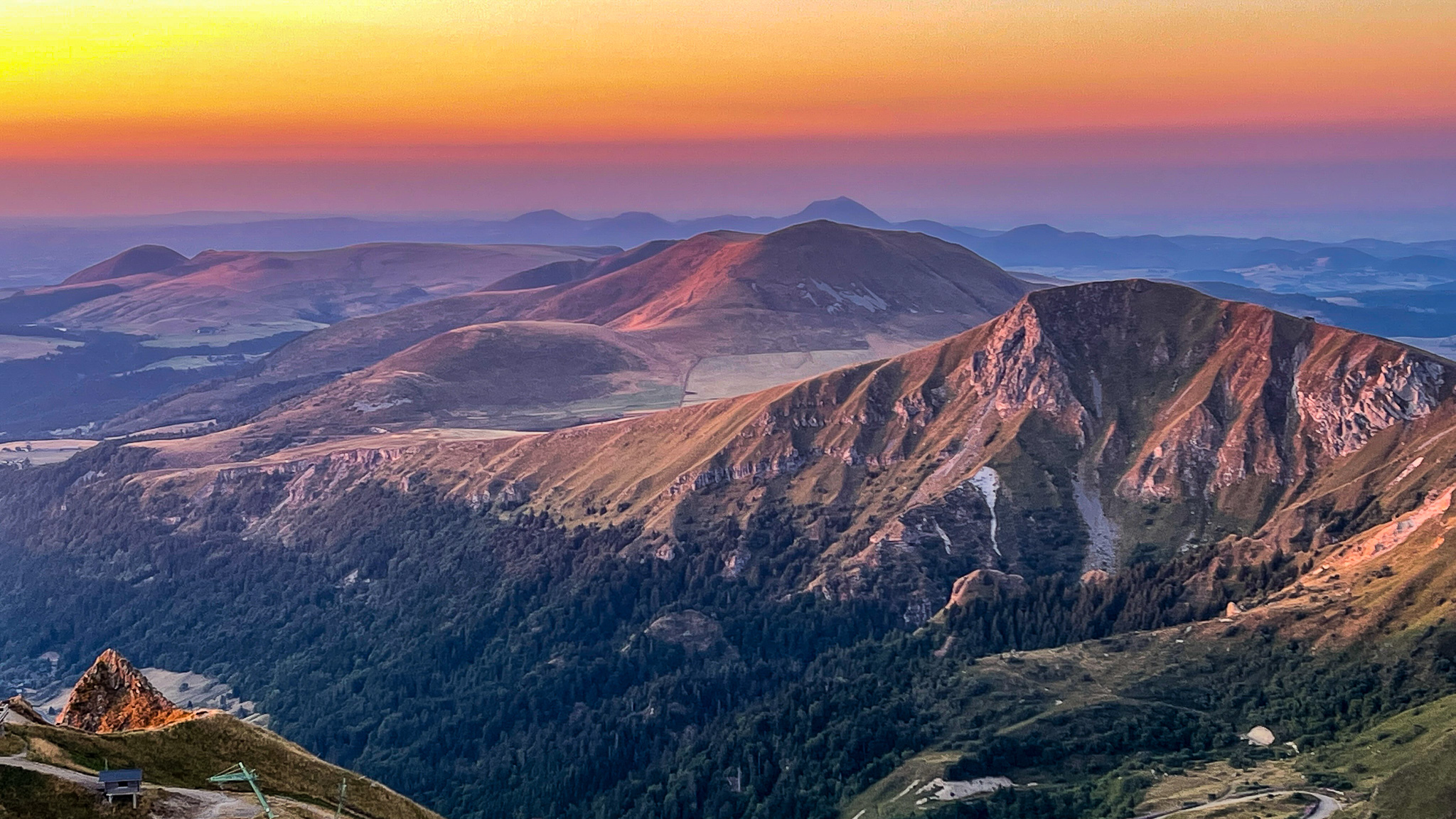 Roc de Cuzeau et Massif Adventif : Coucher de Soleil Magique - Un Spectacle Naturel