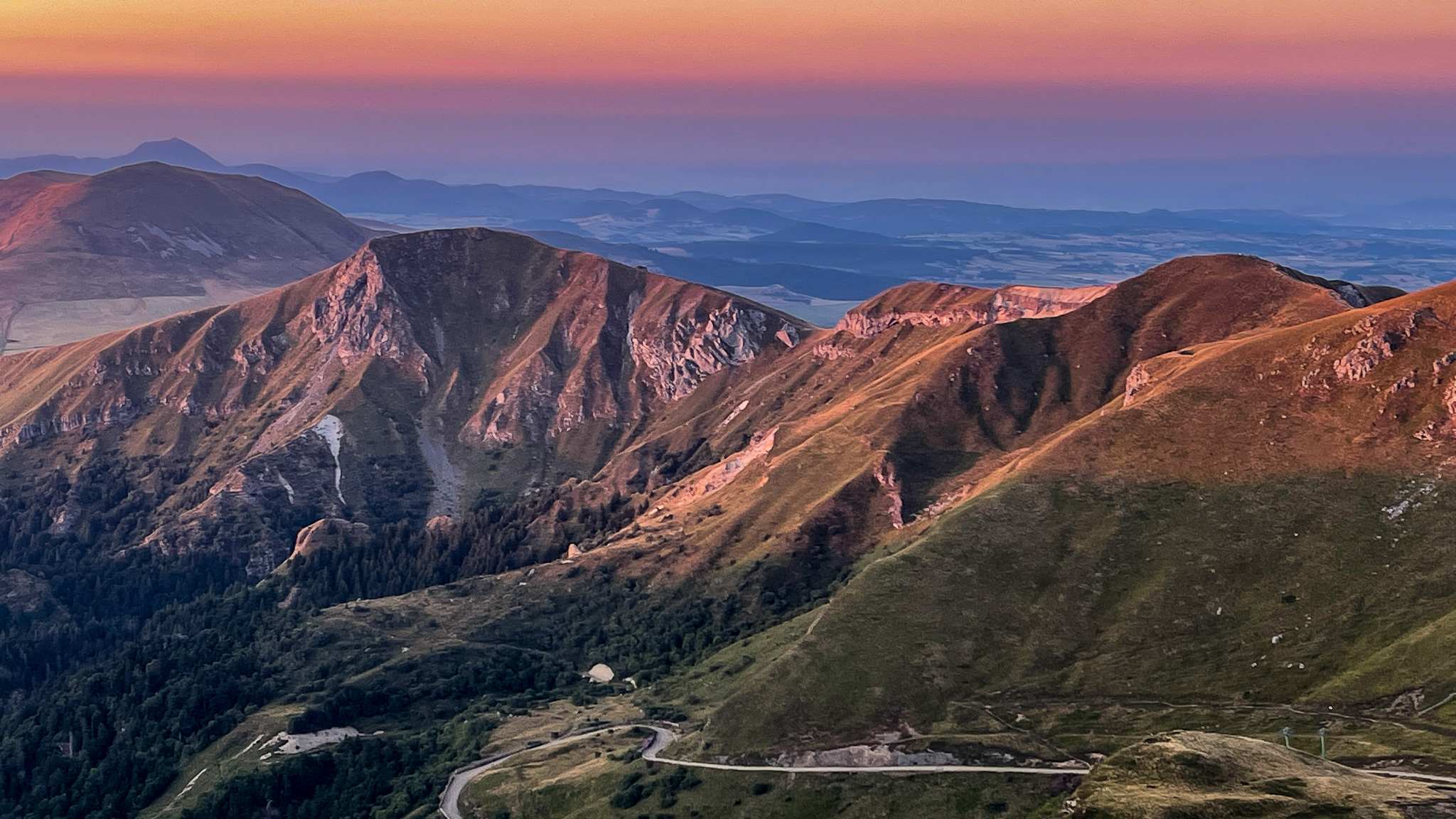 Mont Dore : Coucher de Soleil Magique sur la Station - Un Moment de Sérénité