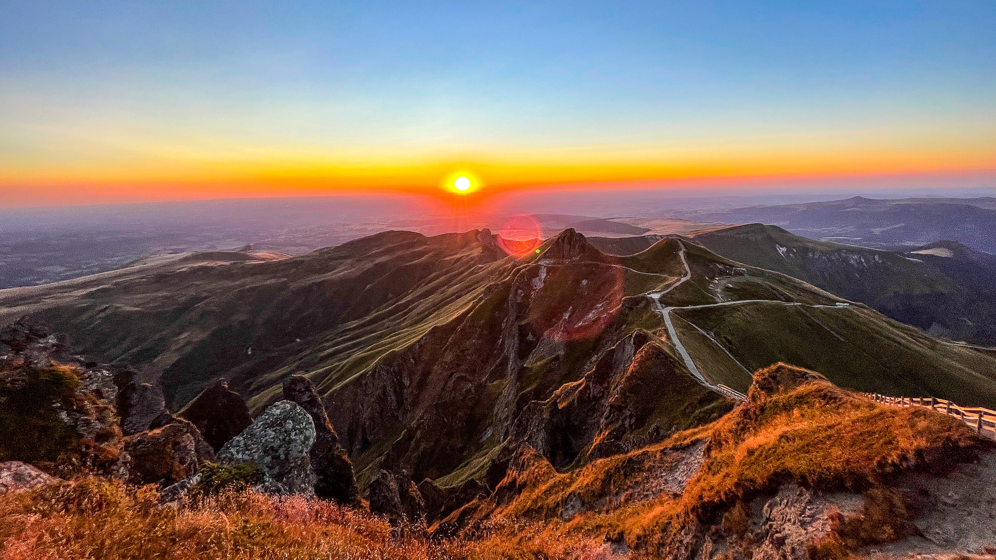 Pas de l'Ane : Coucher de Soleil Doré sur le Puy Redon et la Tour Carrée - Un Spectacle Inoubliable