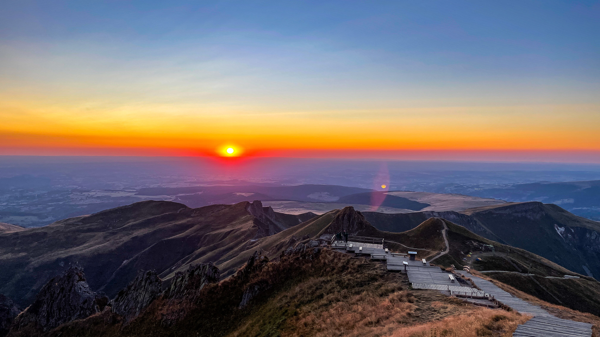 Puy de Chabanne : Coucher de Soleil Doré sur le Puy de Cliergue - Un Moment Unique