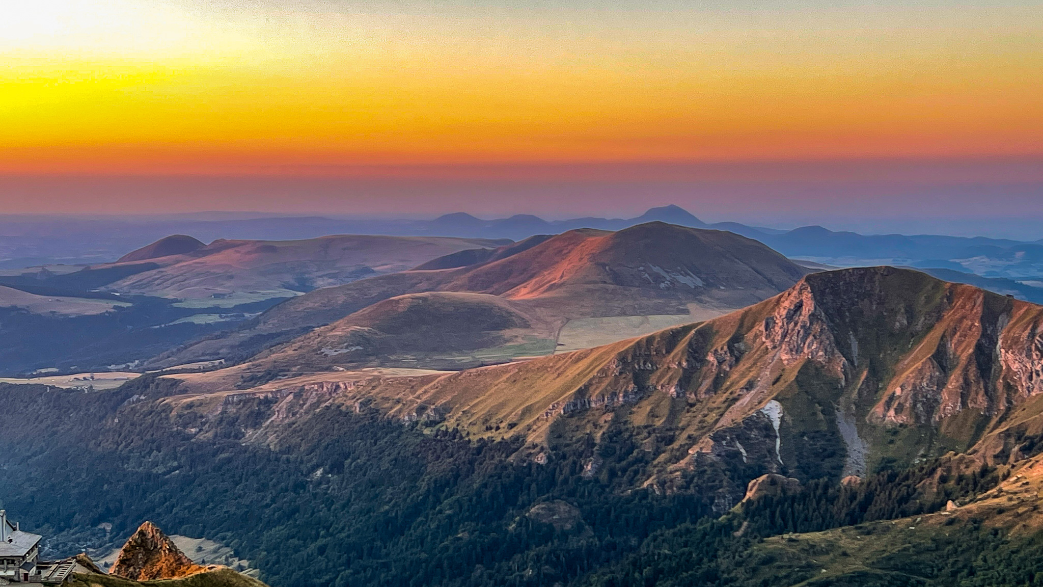 Puy Gris : Coucher de Soleil Magique sur le Roc de Cuzeau et la Chaîne des Puys - Un Spectacle Naturel