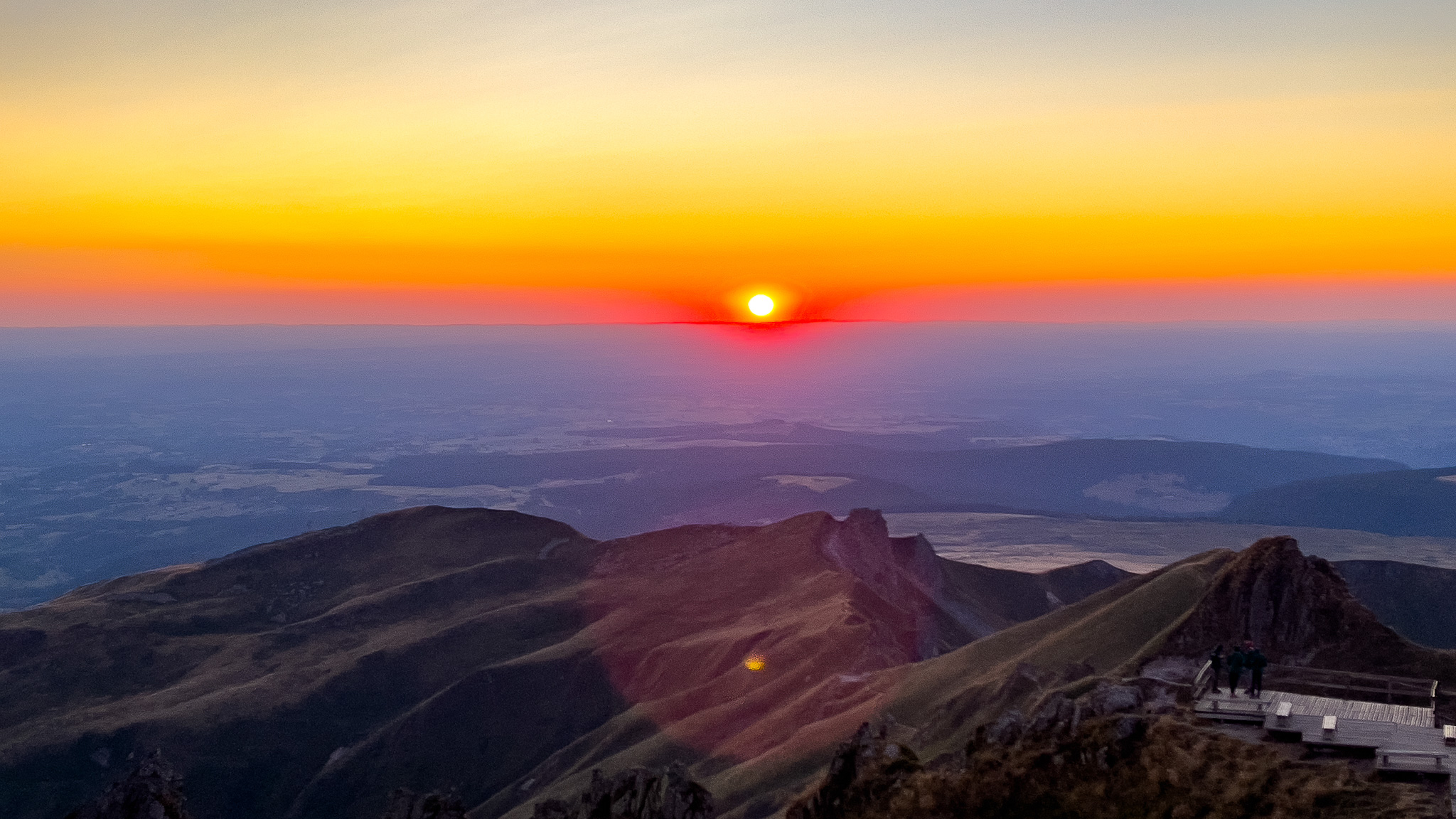 Tour Carrée : Coucher de Soleil Doré - Un Moment de Sérénité