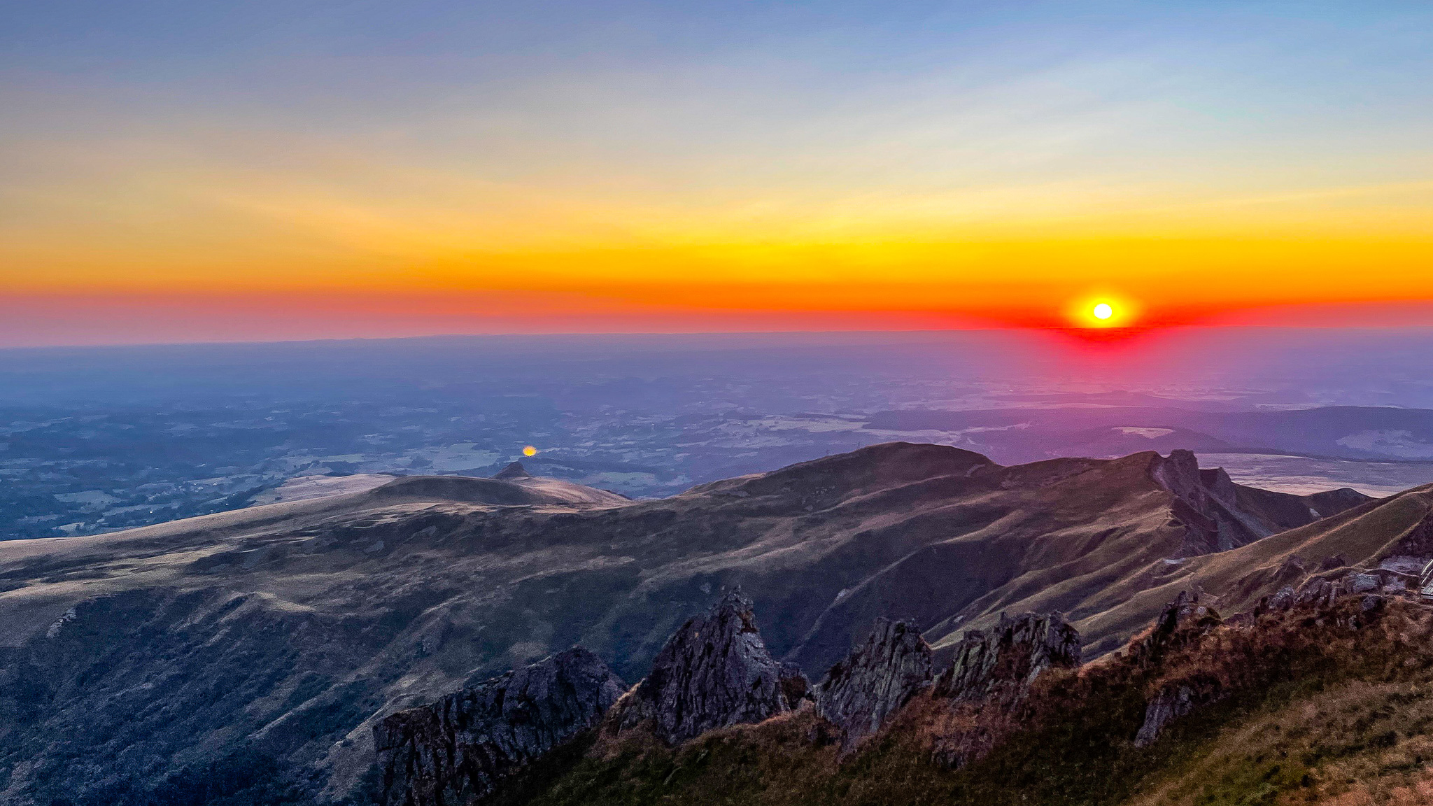 Puy de Sancy : Coucher de Soleil Magique sur la Tour Carrée, le Puy de Chabanne et le Roc de Courlande - Un Spectacle Naturel