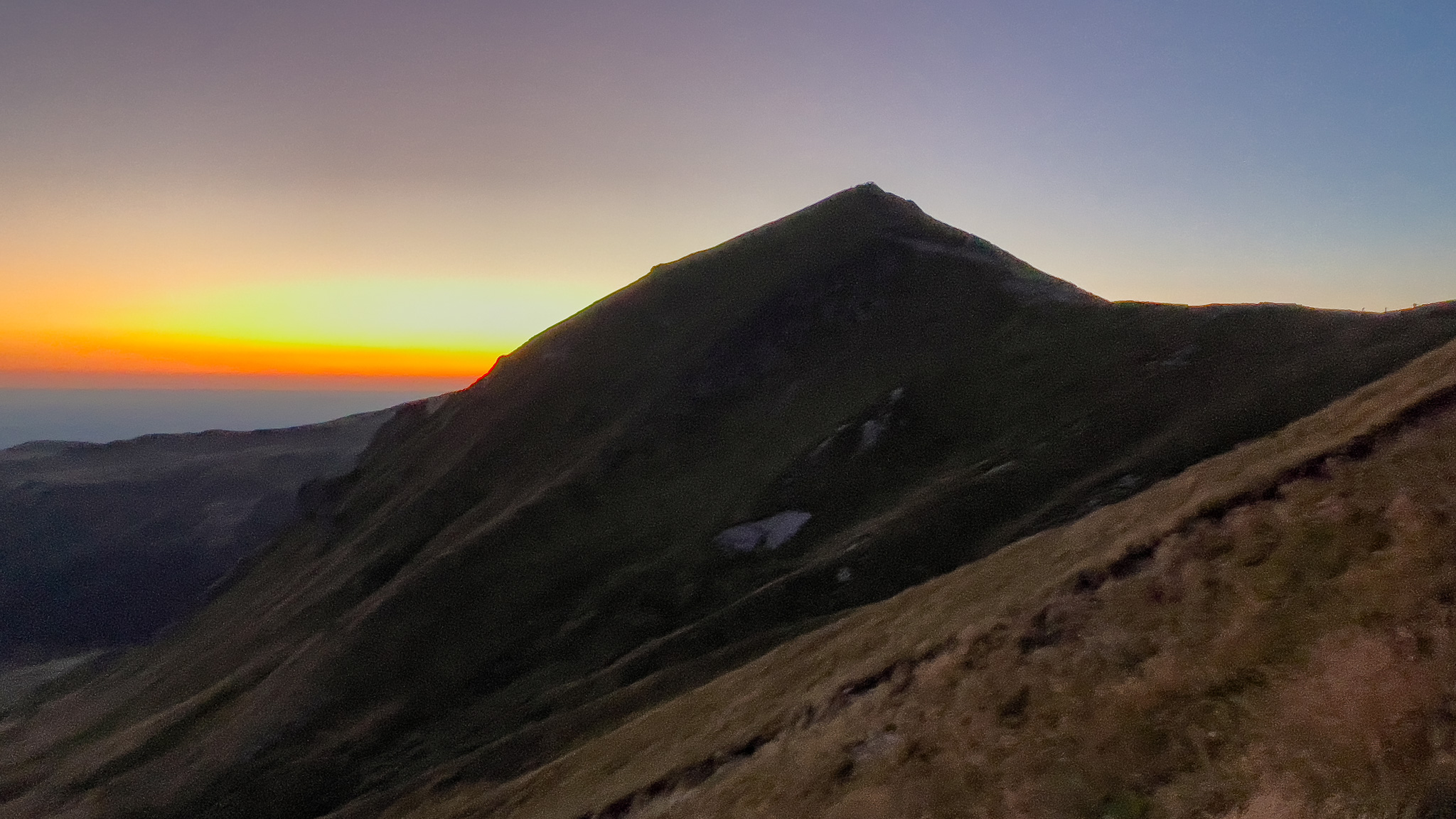 Puy de Sancy : Coucher de Soleil Doré sur le Sommet - Un Moment Unique