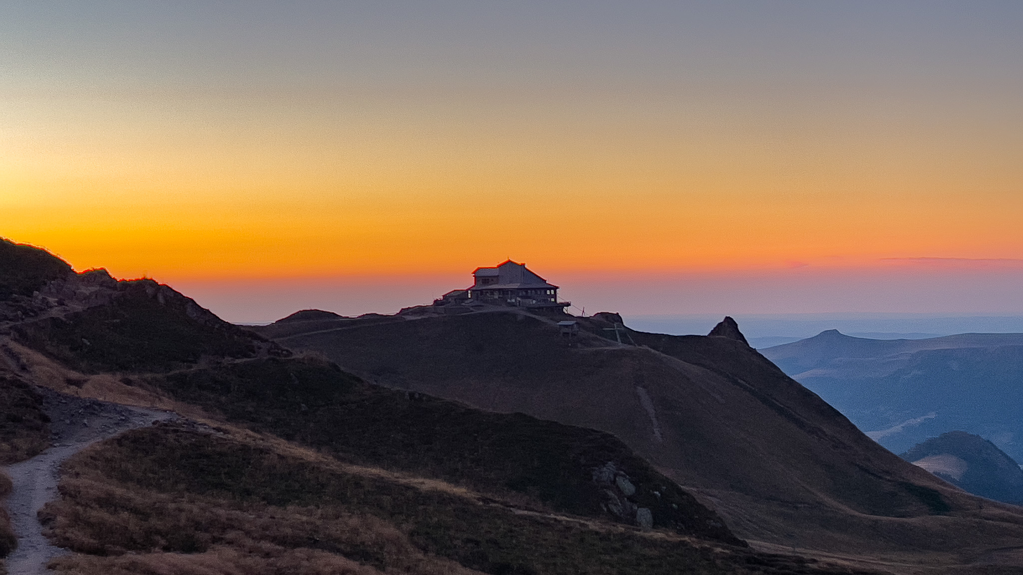 Téléphérique du Sancy : Coucher de Soleil Magique - Un Moment de Sérénité