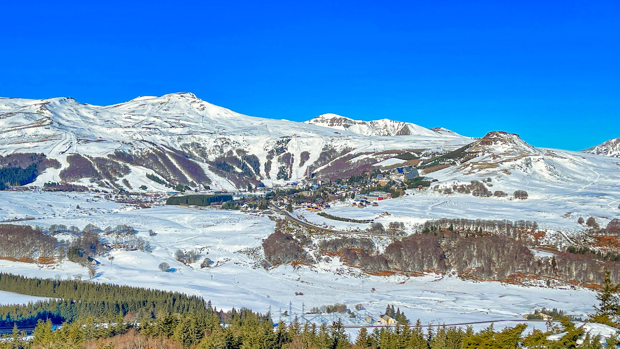 Puy de Montchal : Super Besse, Puy de la Perdrix - Un Panorama d'Hiver Enchanté (18 Janvier 2022)