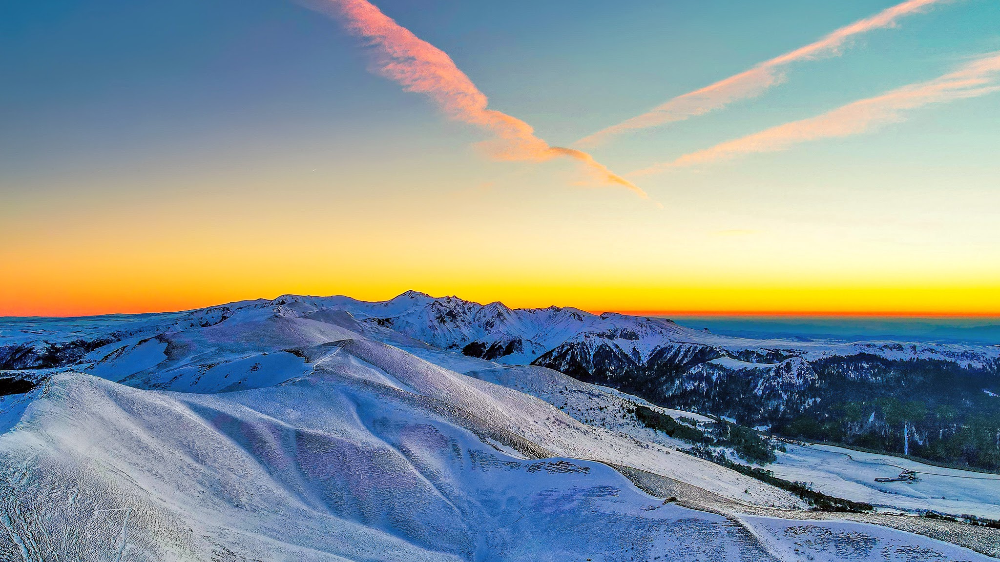 Puy de Sancy : Merveille de Lumière au Coucher du Soleil