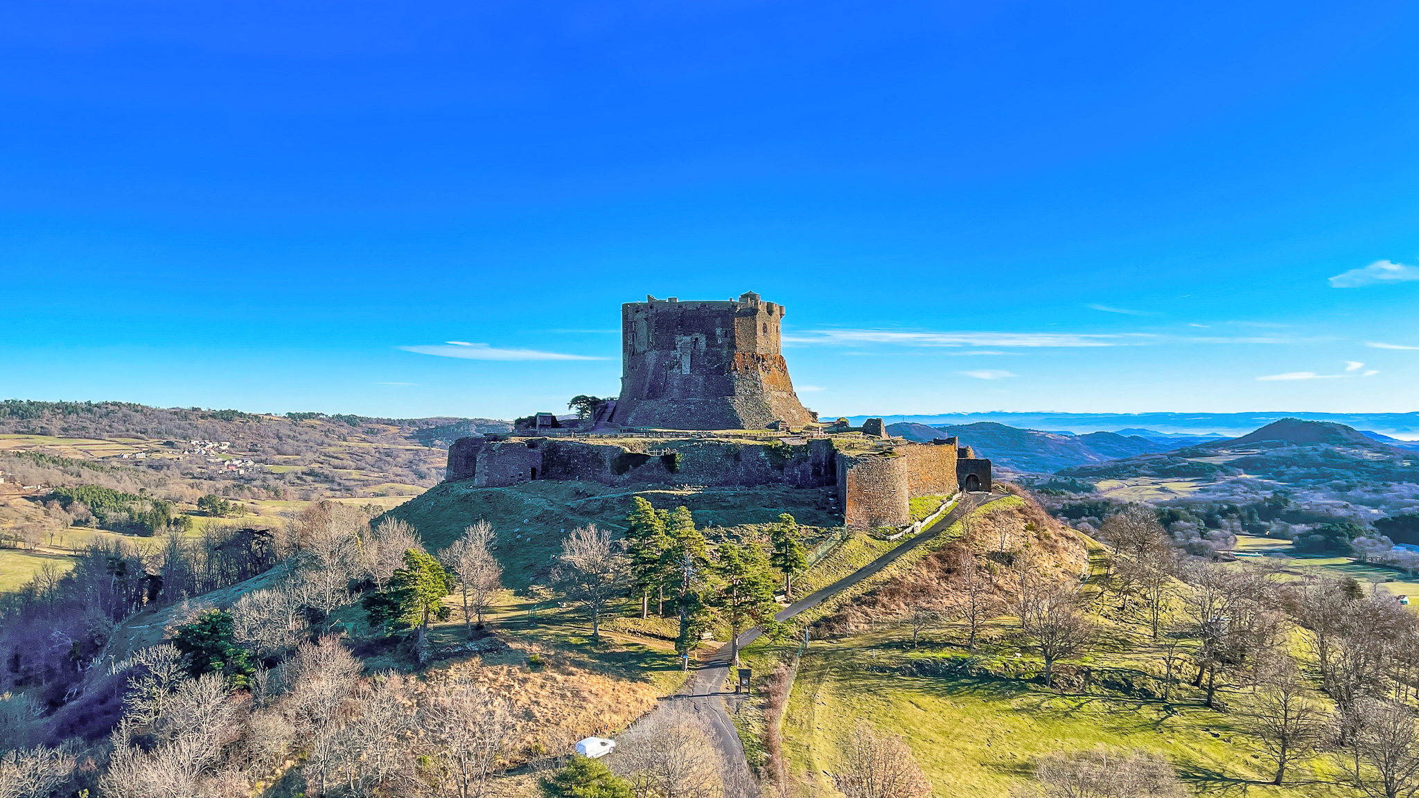 Château de Murol : Un Lever de Soleil Magique sur un Symbole Historique