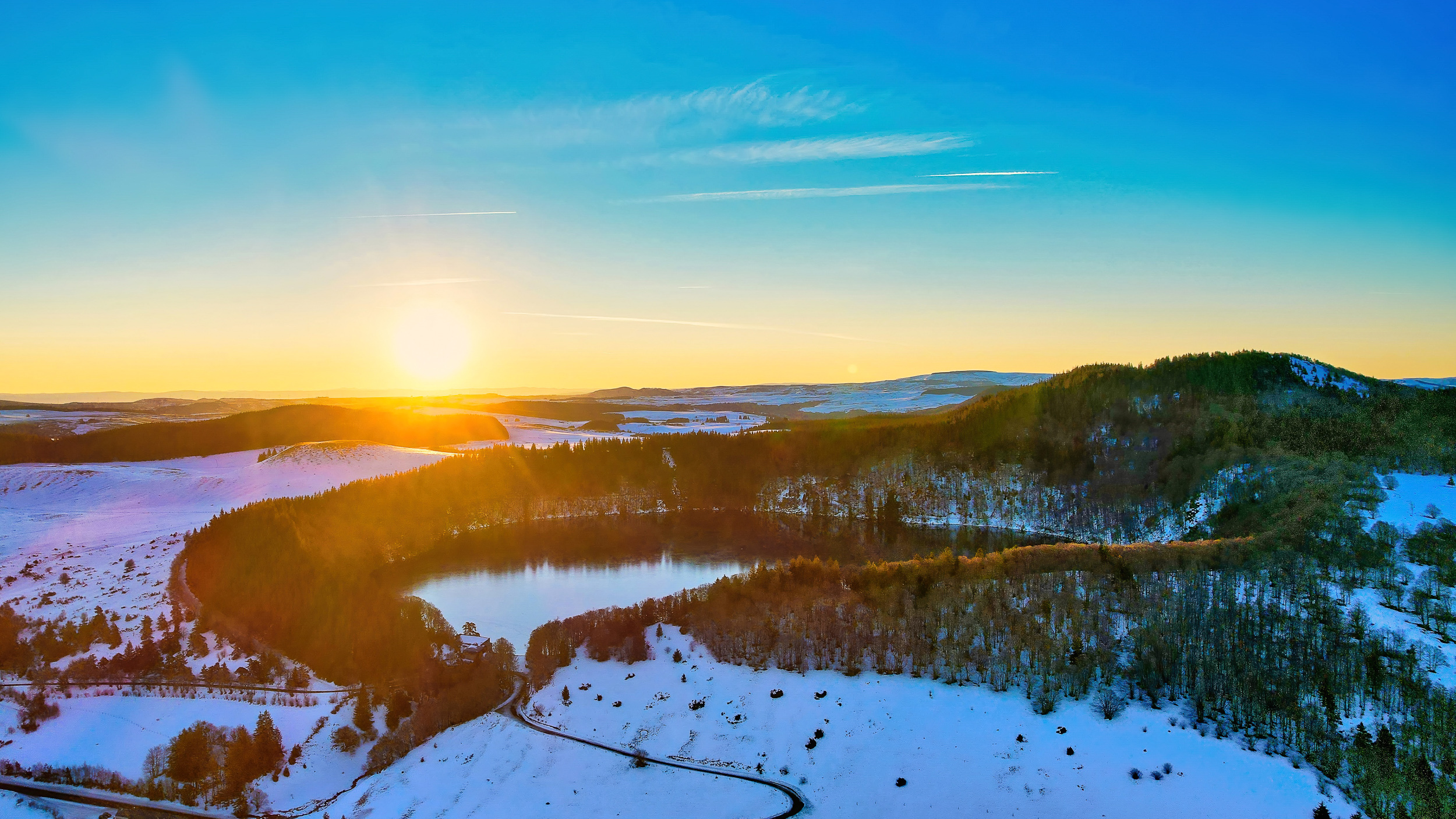 Lac Pavin : Lever de Soleil Enchanté - Neige & Puy de Montchal