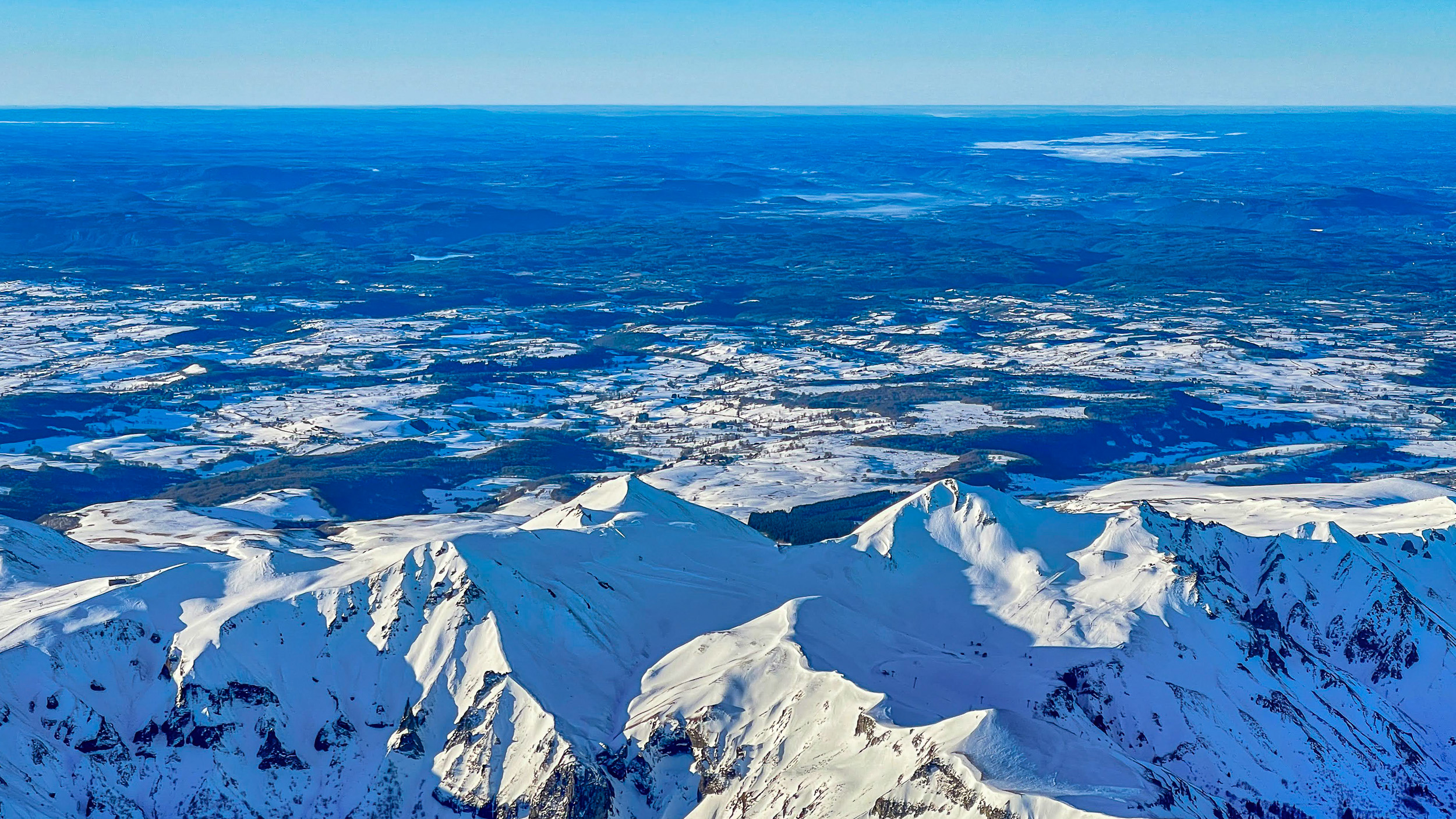 Massif du Sancy : Splendeur des Sommets Enneigés