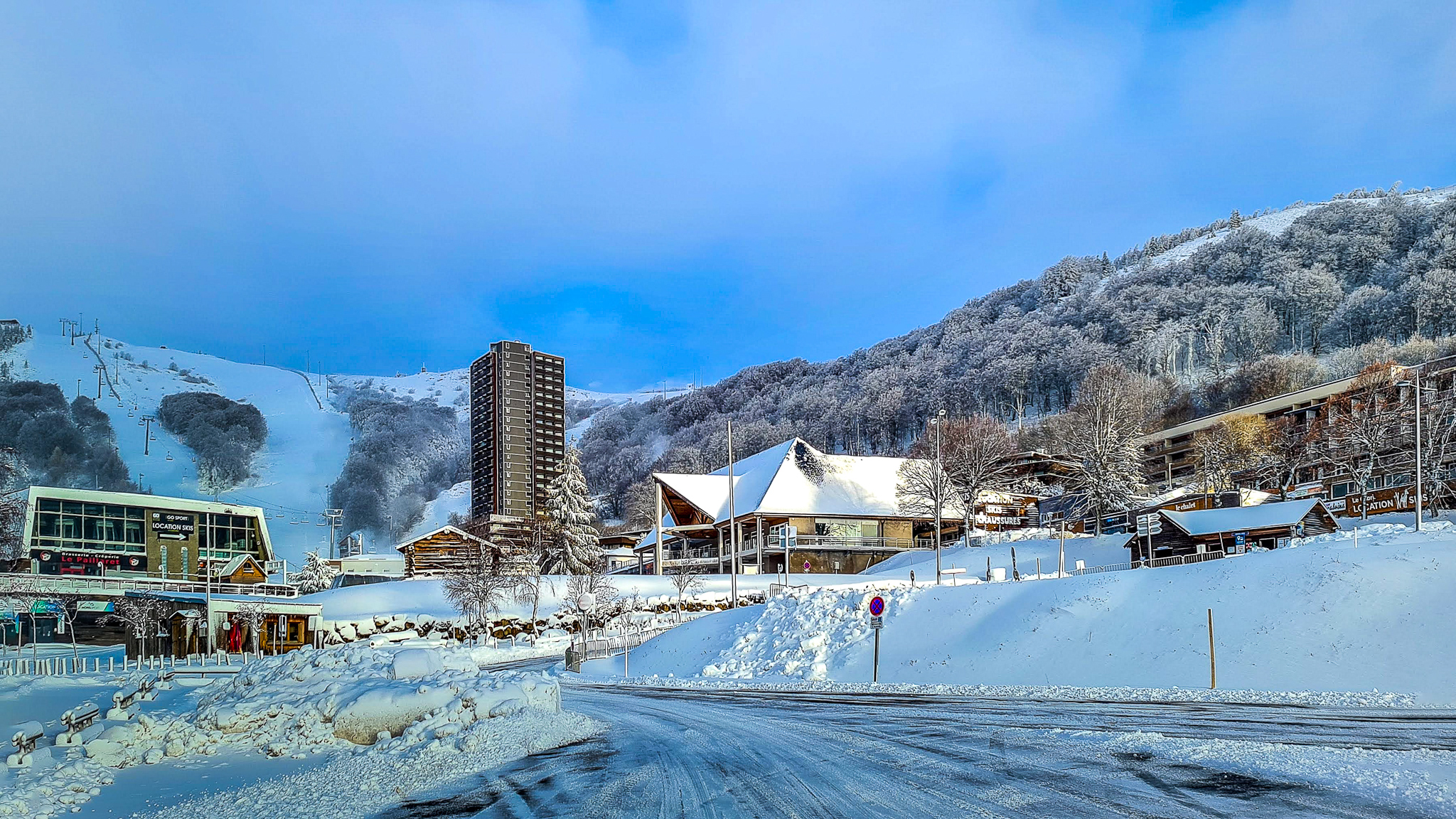 Super Besse : Centre-Ville Enneigé après une Nuit Magique