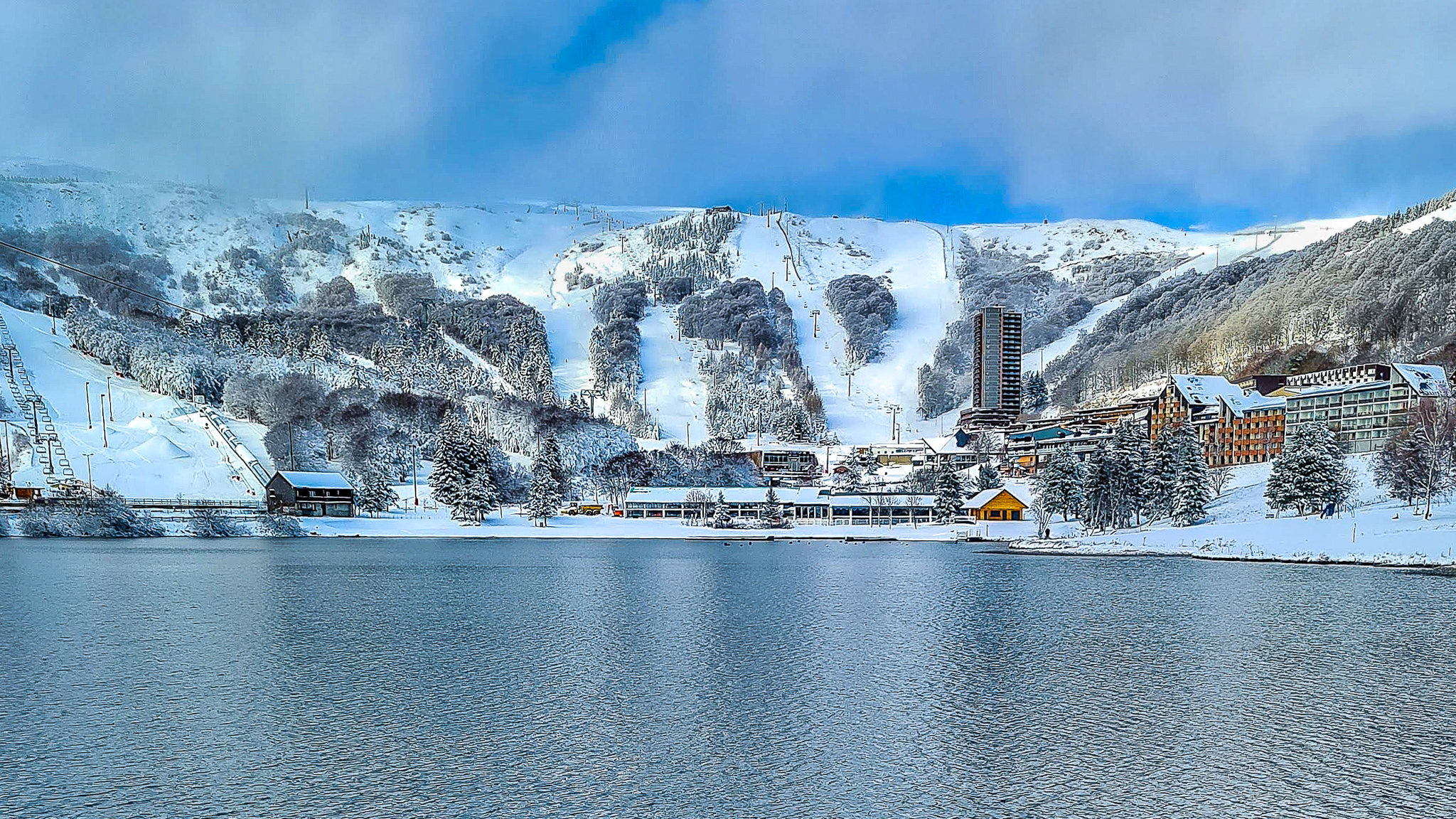 Super Besse - Féerie du Lac des Hermines après une Nuit de Neige