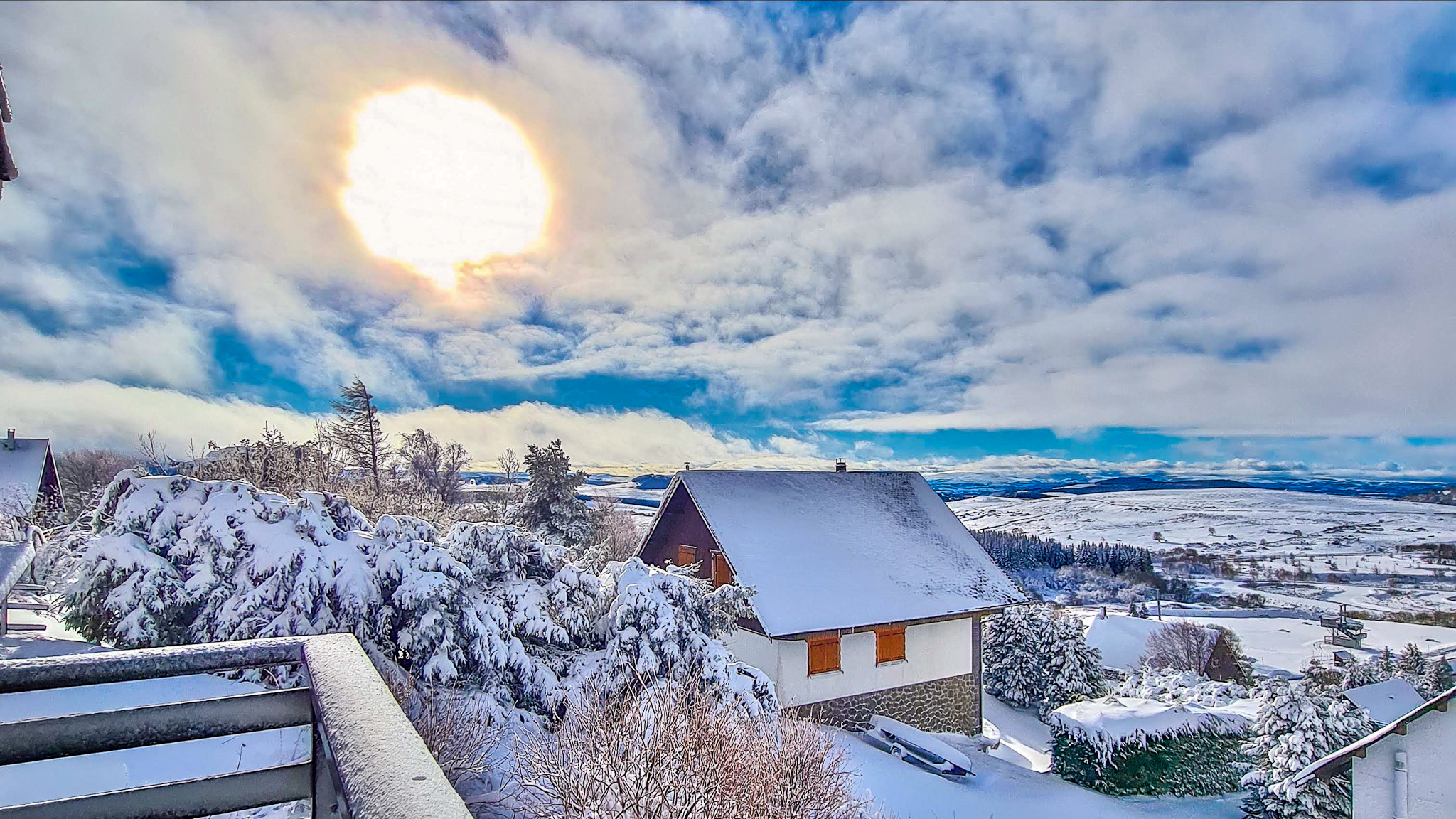 Chalet Ma Cambuse Super Besse - Majestueux Monts du Cantal en Toile de Fond