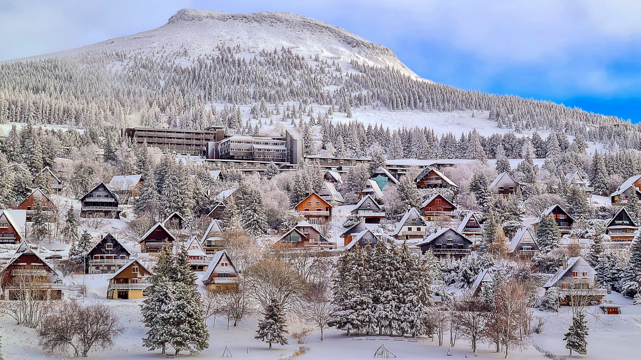 Chalet Ma Cambuse Super Besse - Vue Féerique Village des Chalets Enneigé