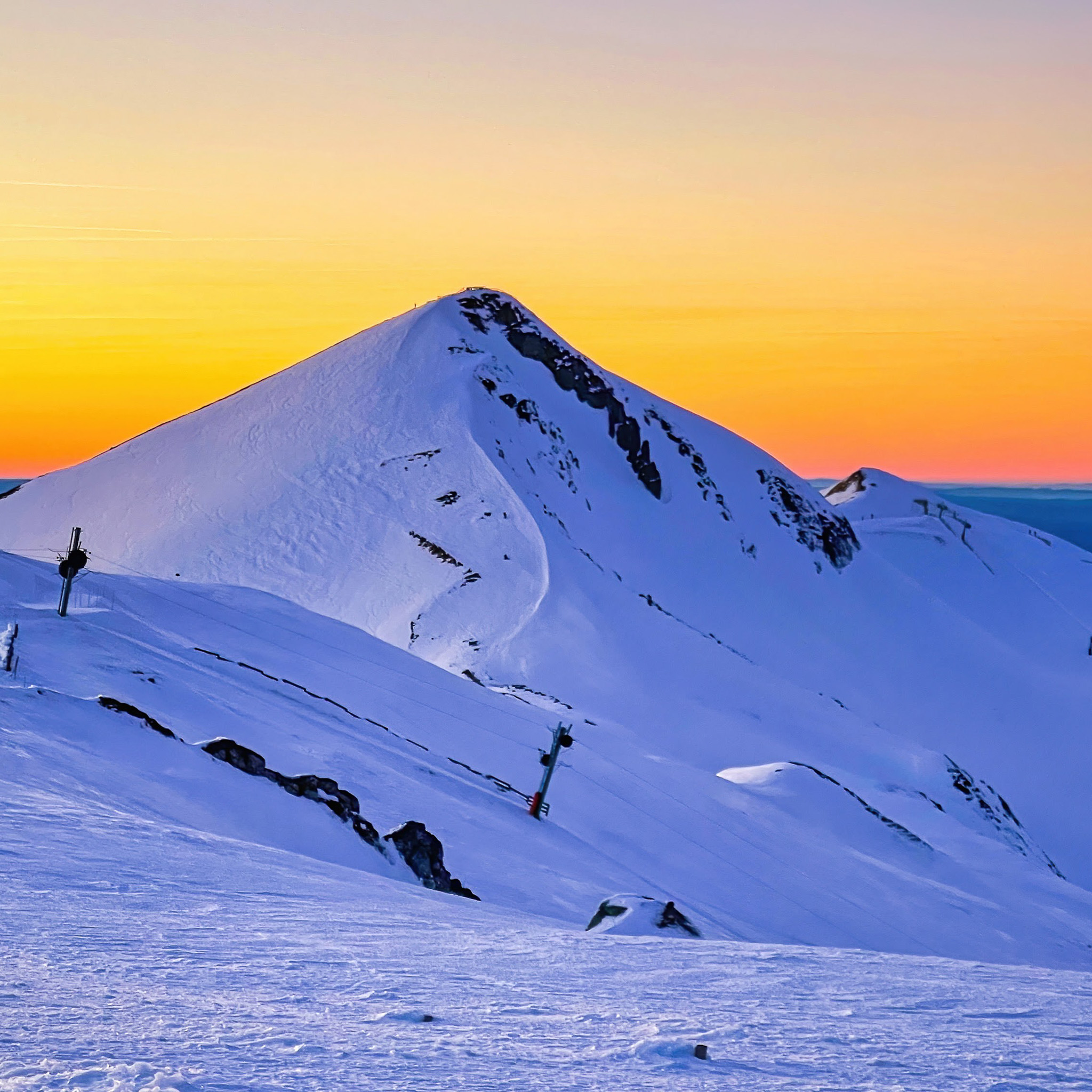 Puy de Montchal : Un Paysage d'Hiver Enchanté sous la Neige