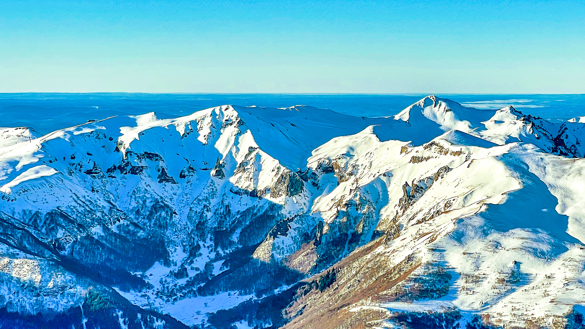 Massif du Sancy : Panorama Splendide sur la Vallée de Chaudefour, le Puy Ferrand et le Puy de la Perdrix