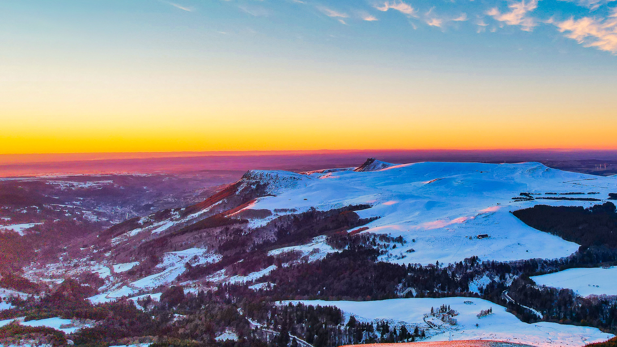 Puy de la Tache : Un coucher de soleil magique sur le Puy Gros, la Banne d'Ordanche et la Vallée de la Dordogne.