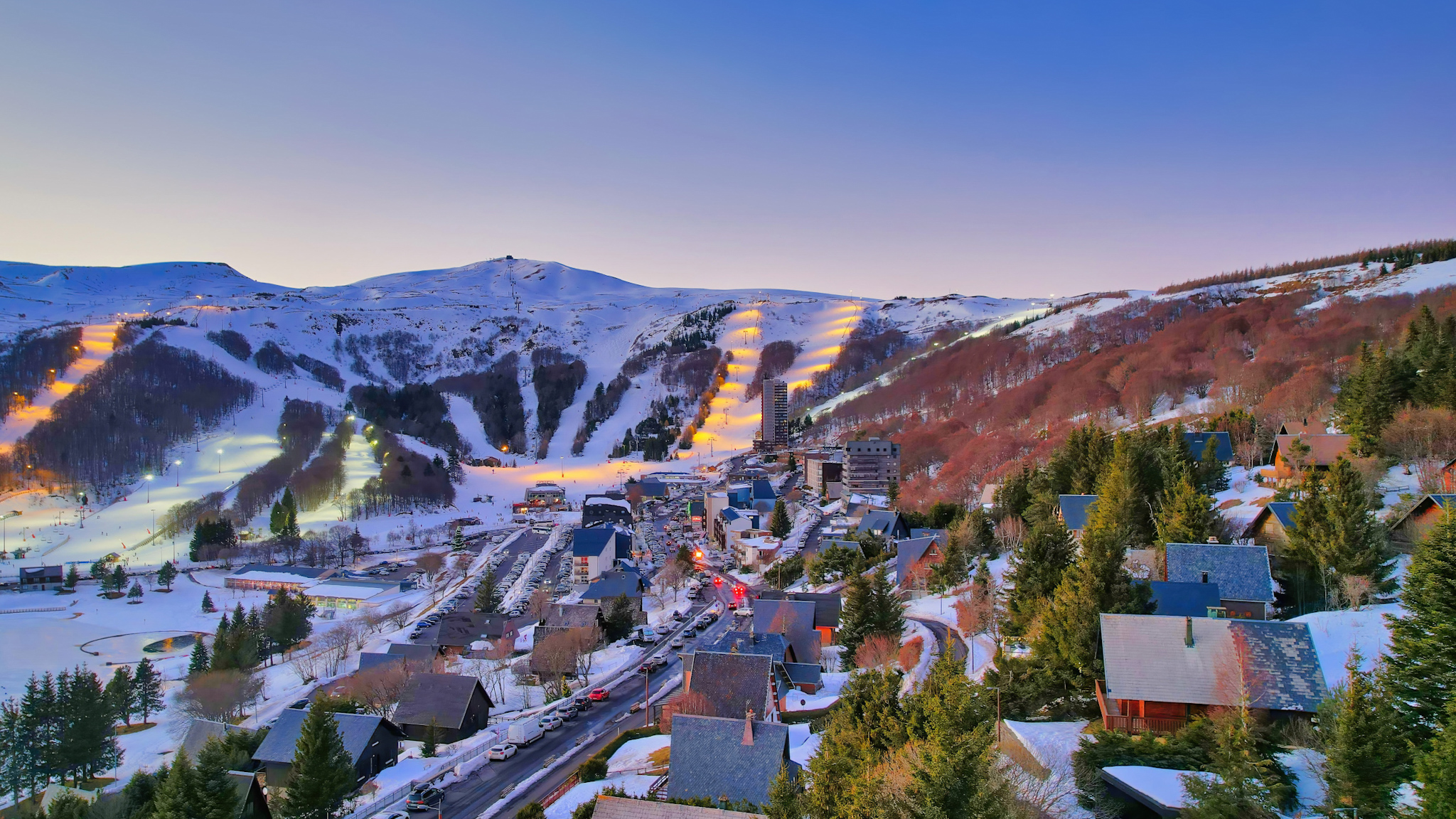 Chalet Ma Cambuse Super Besse - Magie de la Station à la Tombée de la Nuit