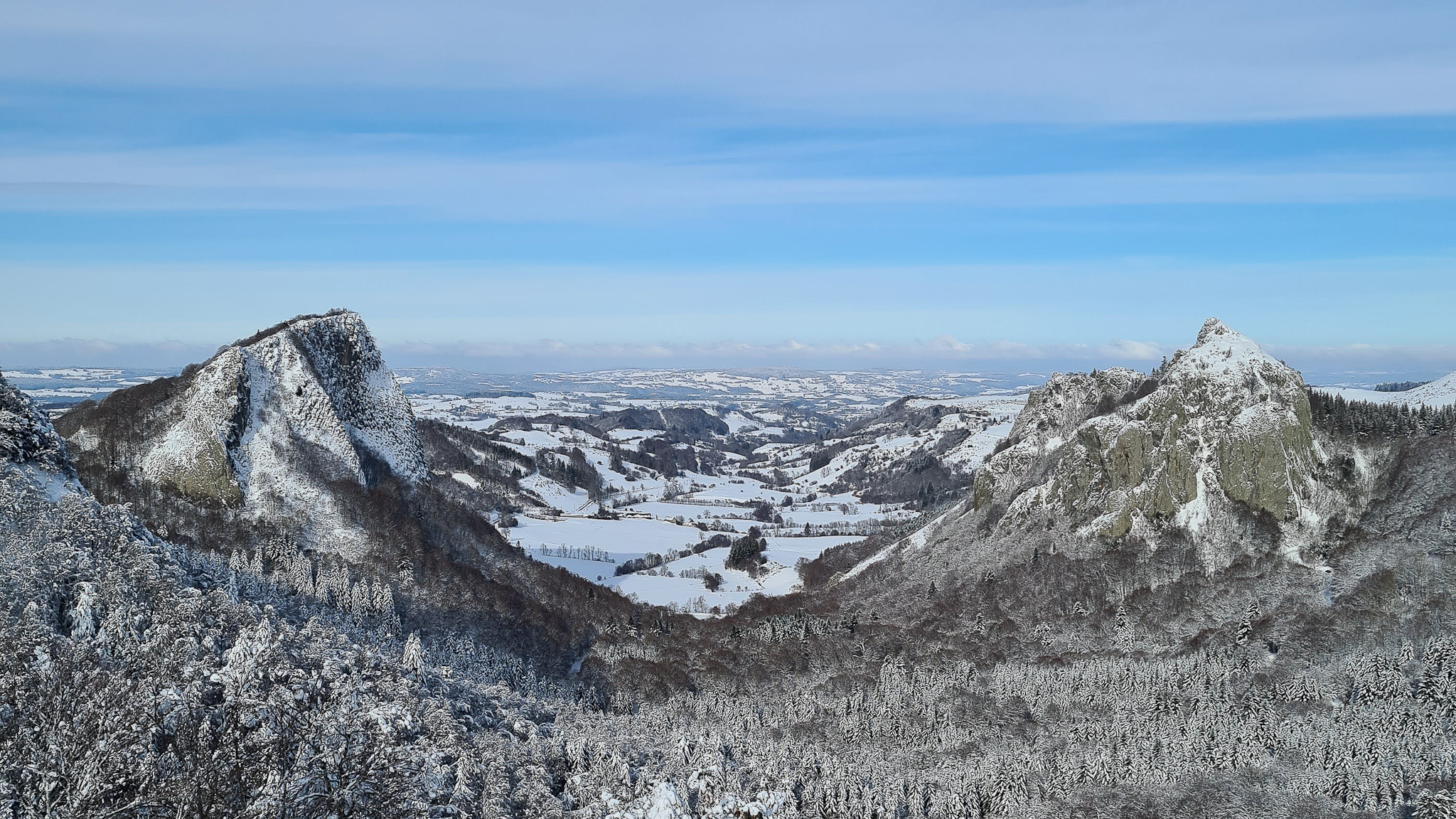 Roches Tuilière et Sanadoire : Splendeur Hiver et Paysages enneigés près du Mont Dore