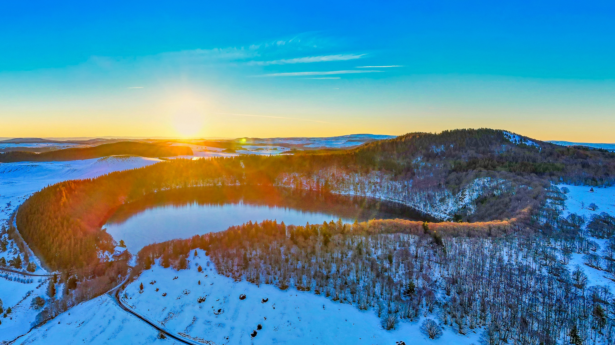 Massif du Sancy : Lever de Soleil Magique sur le Lac Pavin