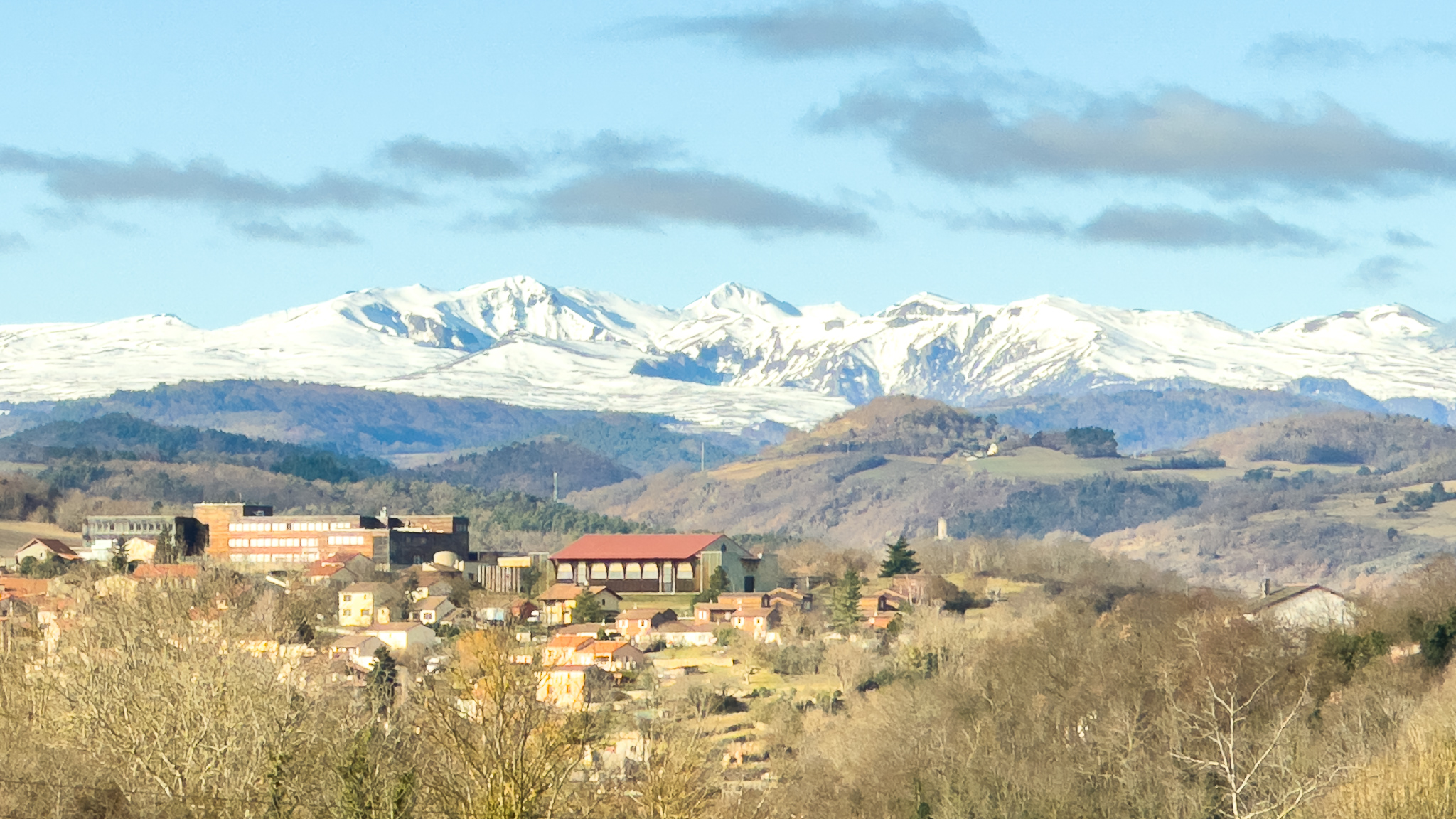 Admirez une vue imprenable sur Super Besse et le Massif du Sancy enneigé, depuis les hauteurs de Champeix.