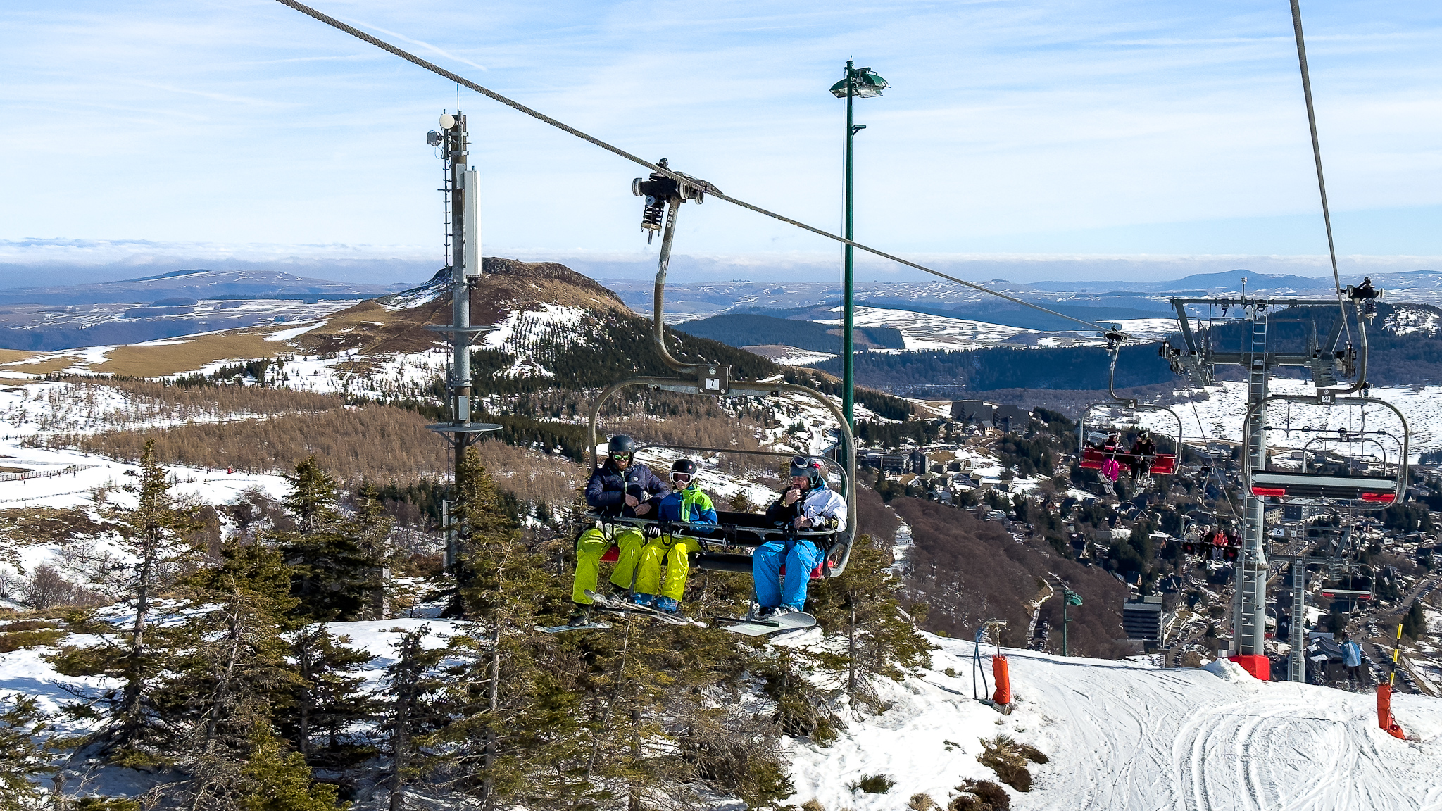 Super Besse : Remontée de la Falaise - Vers le Sommet et les Pistes