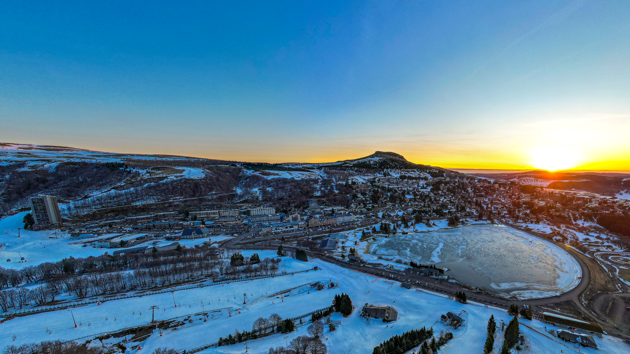 Super Besse - Lever de Soleil : Magie et Lumière sur la Montagne