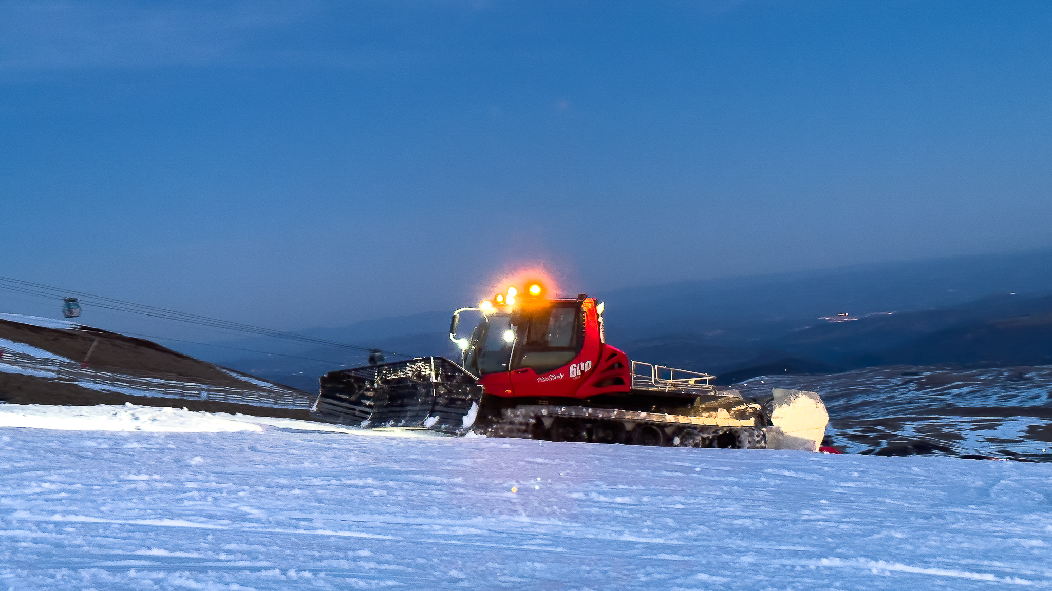 Super Besse, la dameuse en action pour des pistes de ski impeccables !