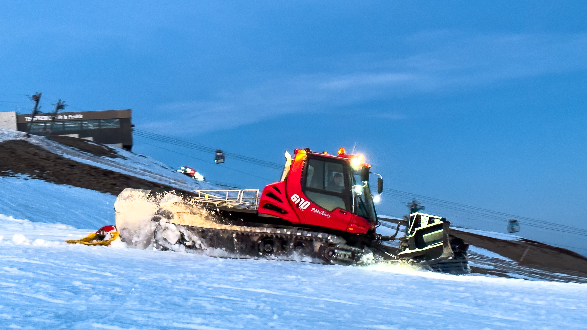 Super Besse - Station de Ski : Préparation des Pistes - Dameuses au Travail