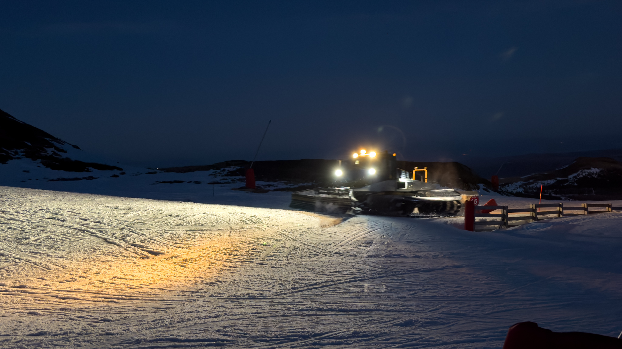 Super Besse - Station de Sports d'Hiver : Dameuses Nocturnes - Travail d'Ombre pour le Plaisir du Matin